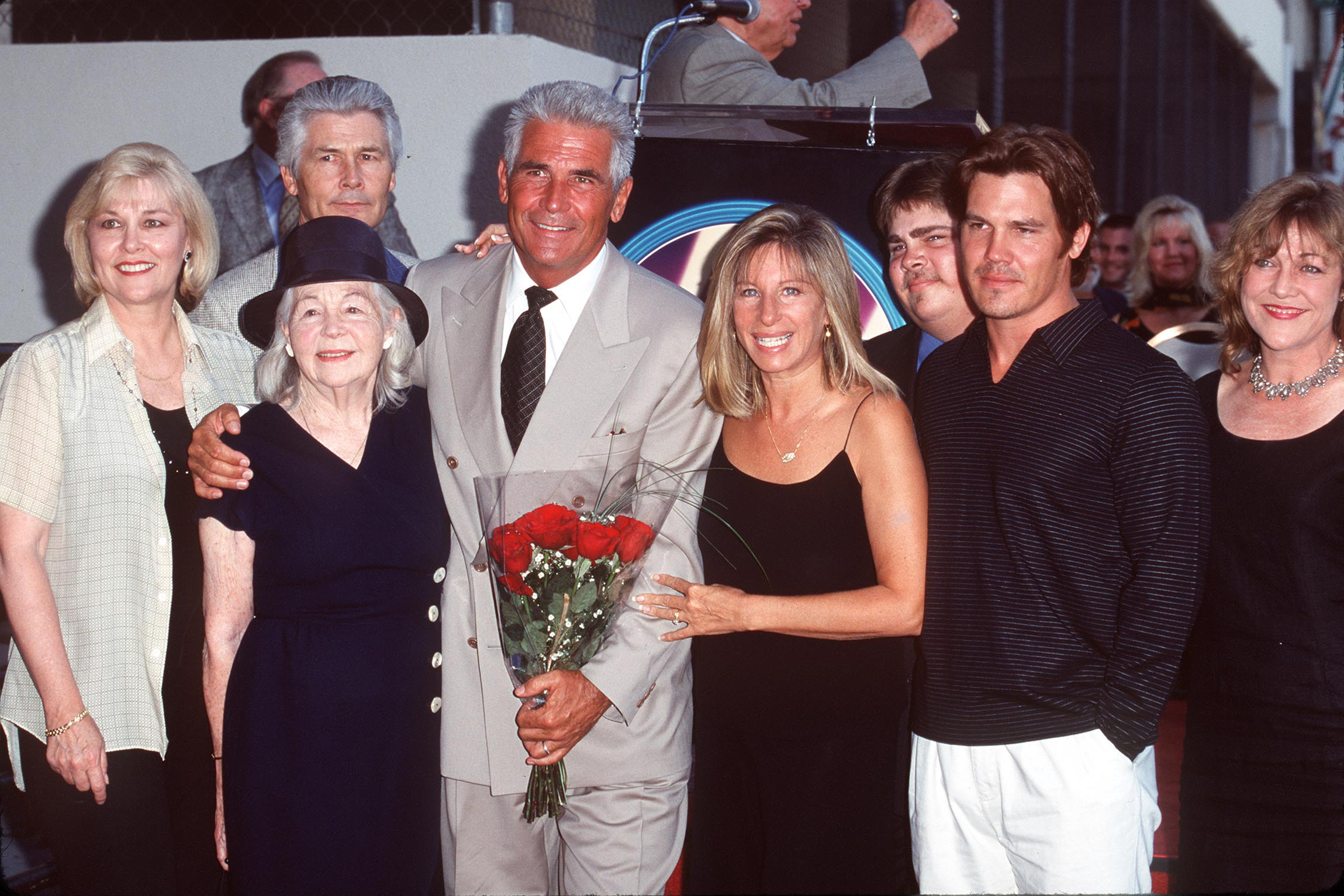 James Brolin (au centre), Barbra Streisand et les invités photographiés pendant James Brolin honoré d'une étoile sur le Hollywood Walk of Fame le 27 août 1998 | Source : Getty Images