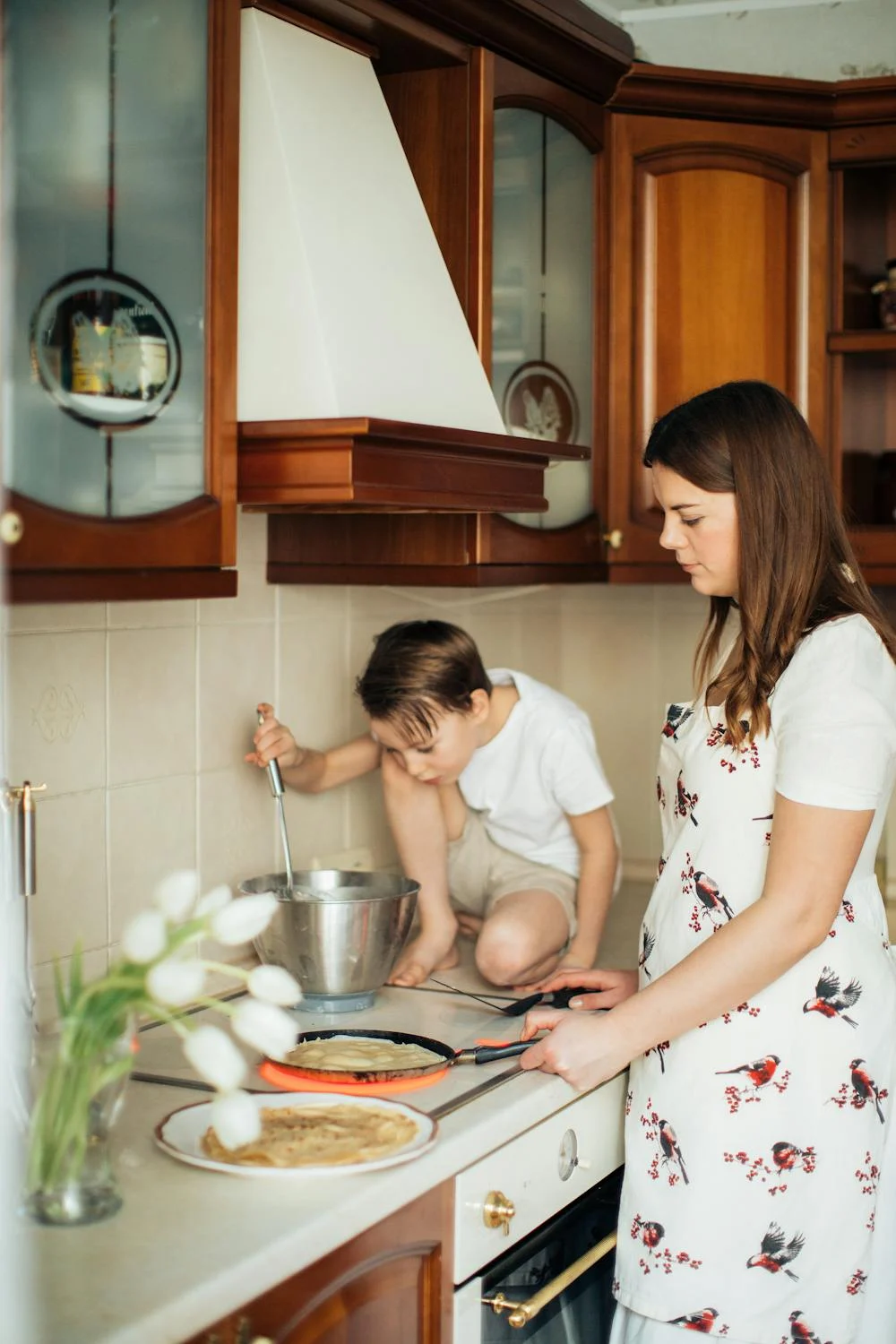 Un garçon qui aide sa mère | Source : Pexels