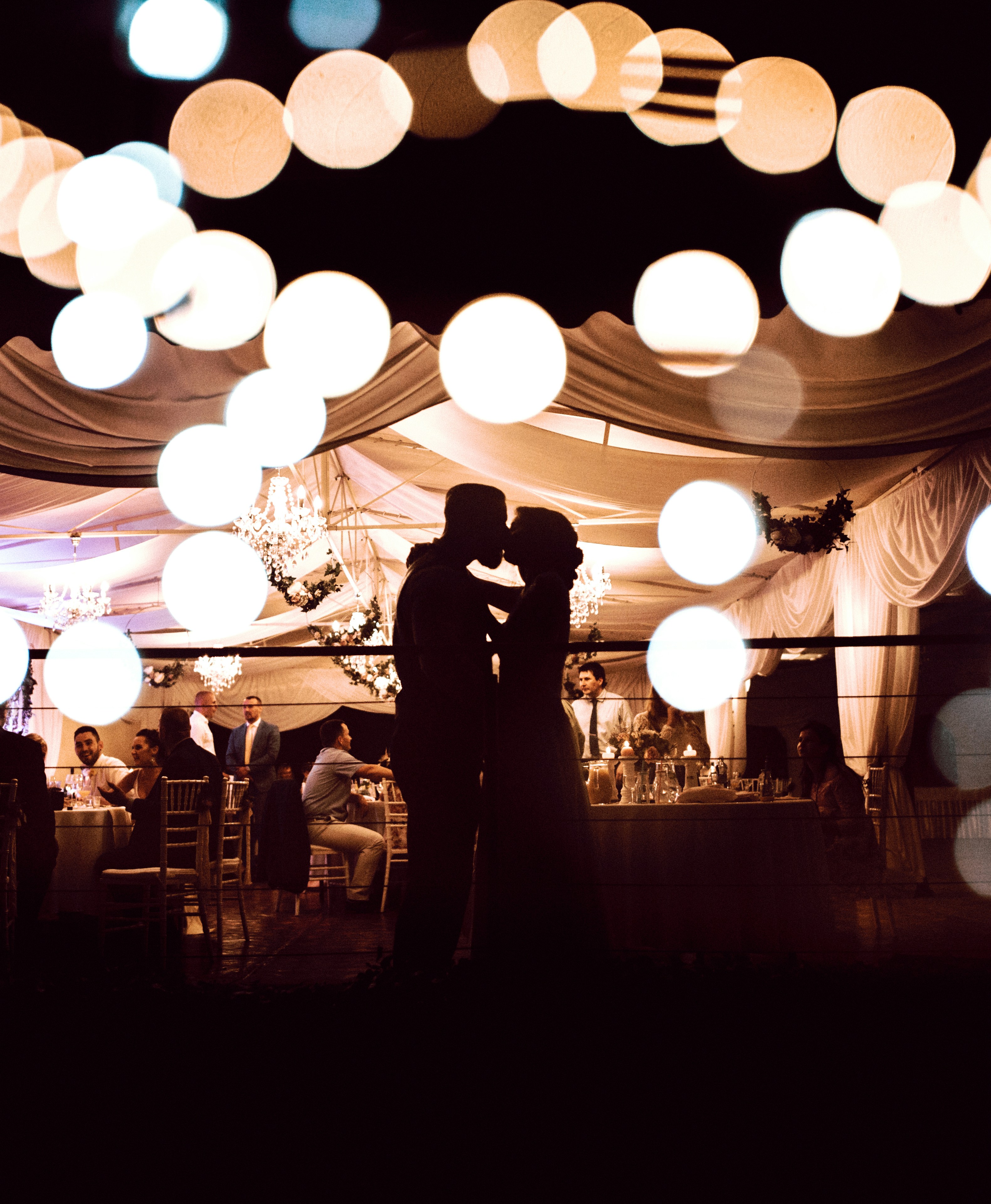 Couple dansant lors d'un dîner de répétition | Source : Unsplash