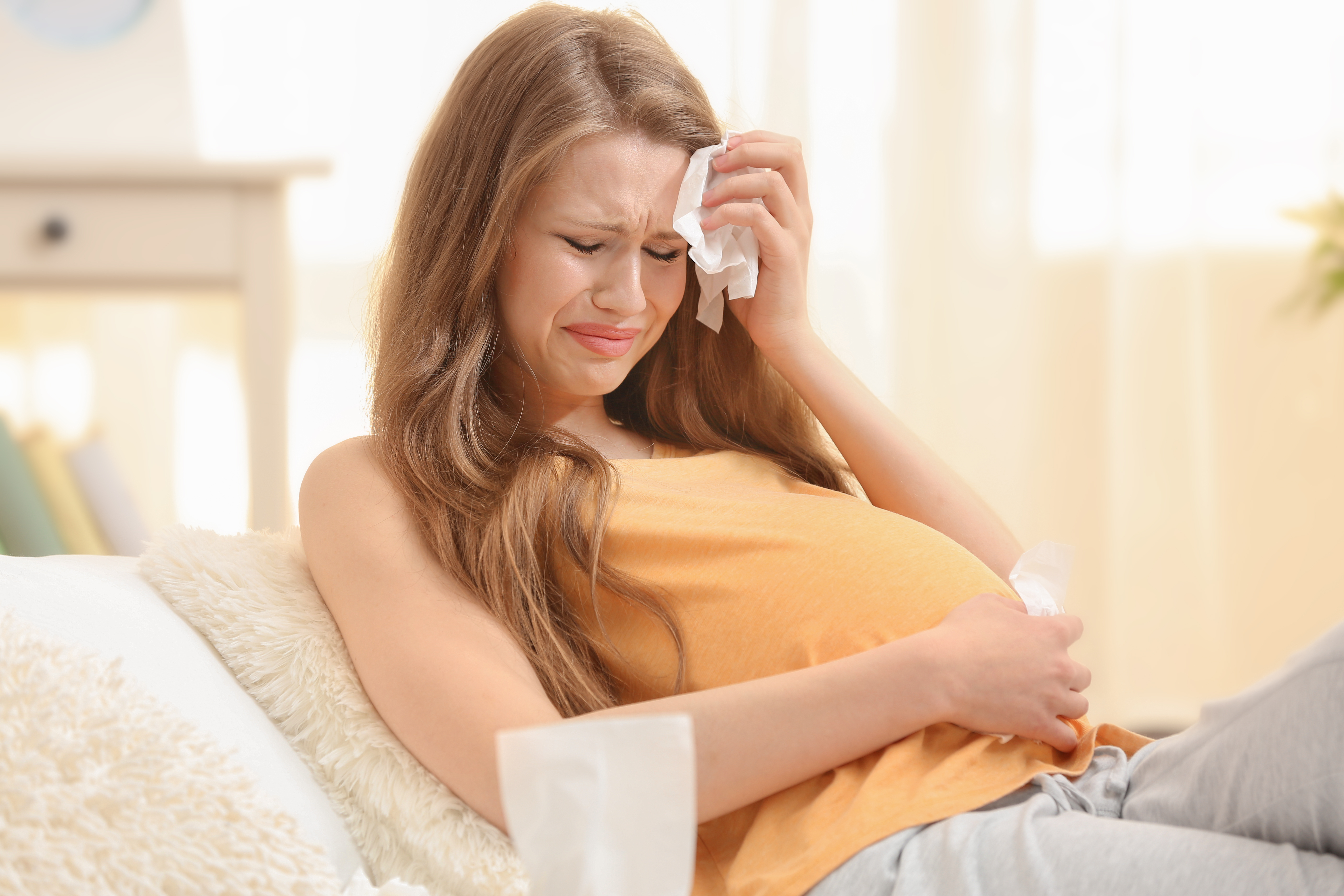 Une femme enceinte qui pleure | Source : Shutterstock