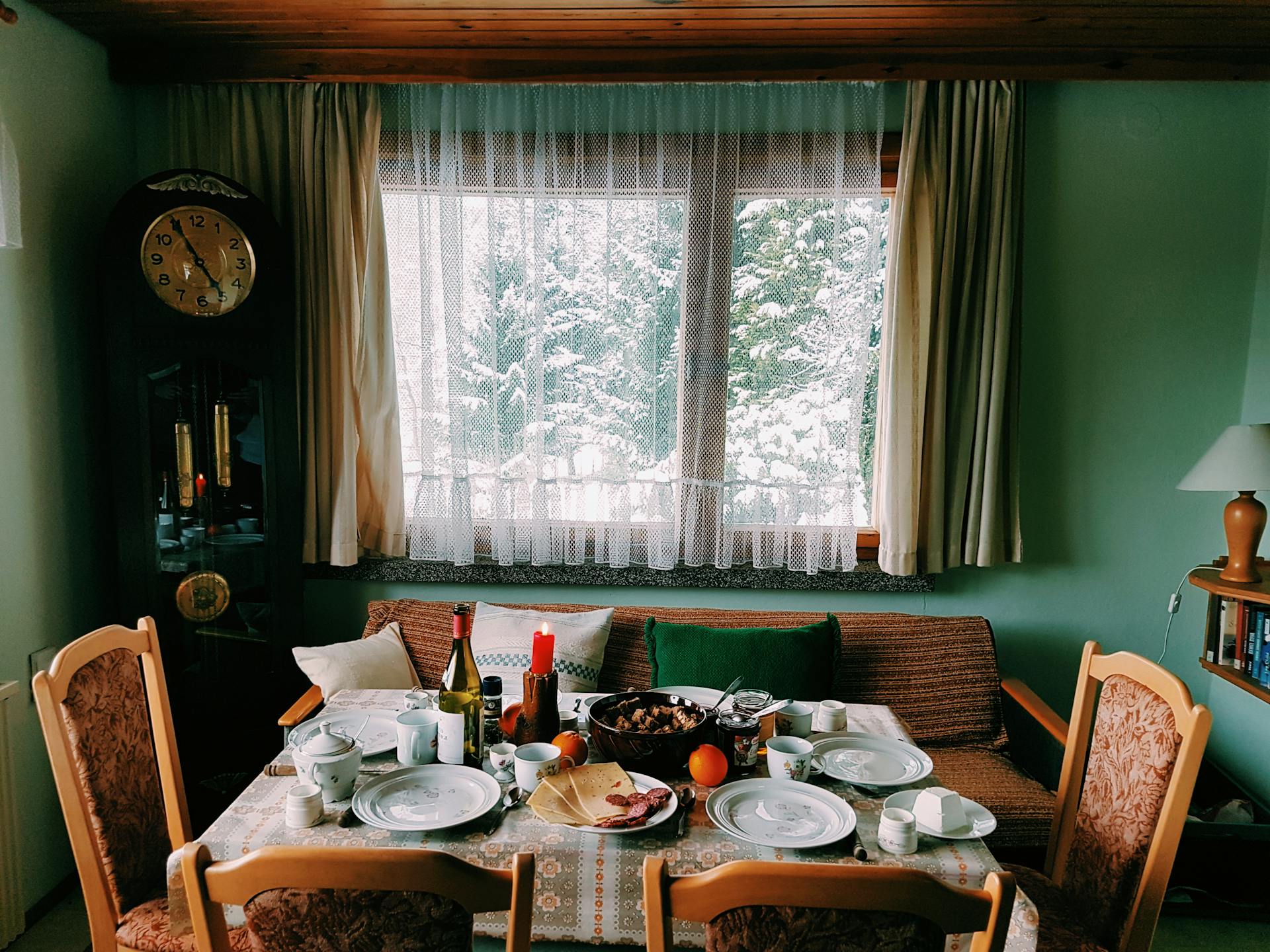 Table à manger dans une maison familiale | Source : Pexels