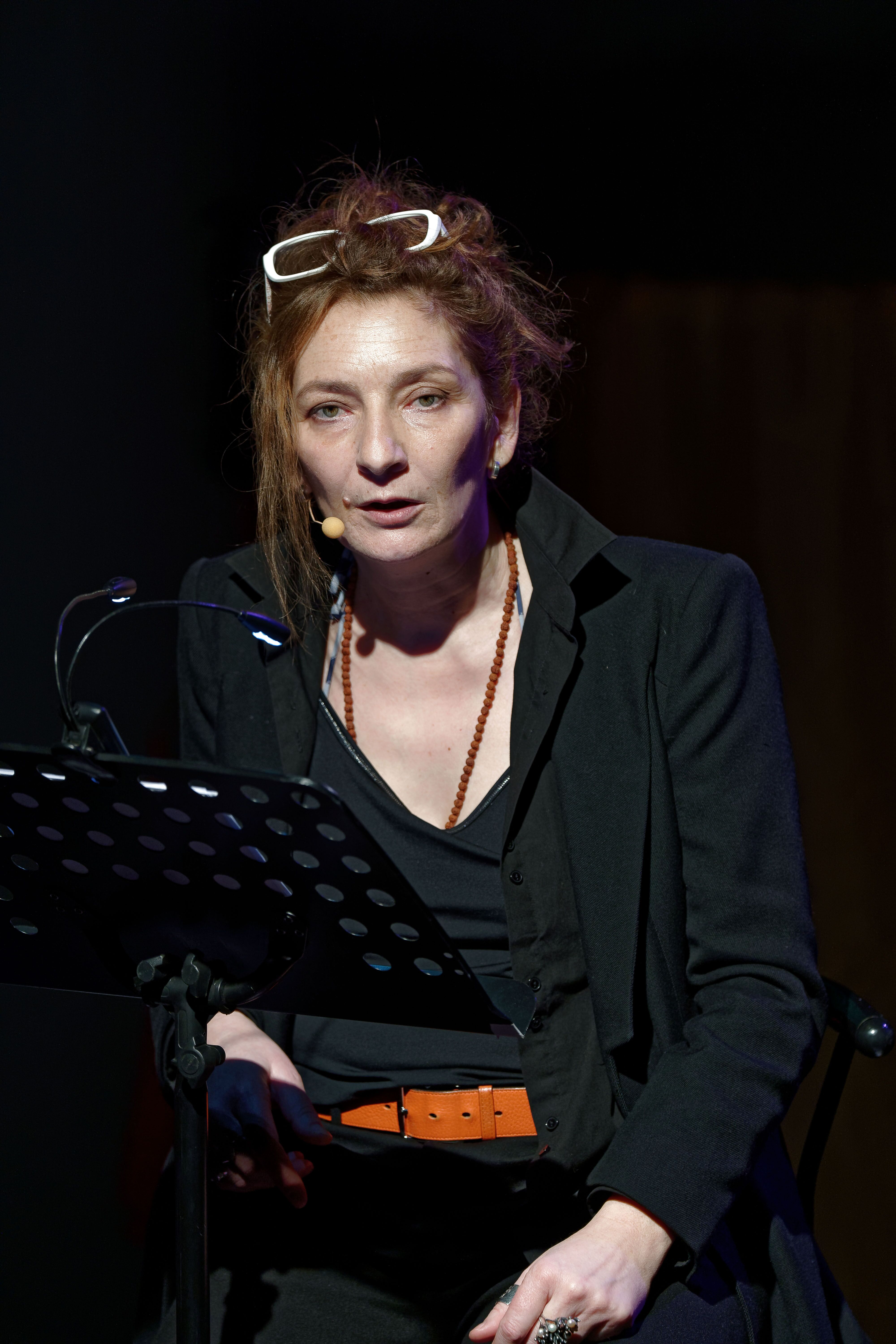Corinne Masiero se produisent lors de "La vie bien renger d'Adolpha" au théâtre Charcot. | Photo : GettyImage
