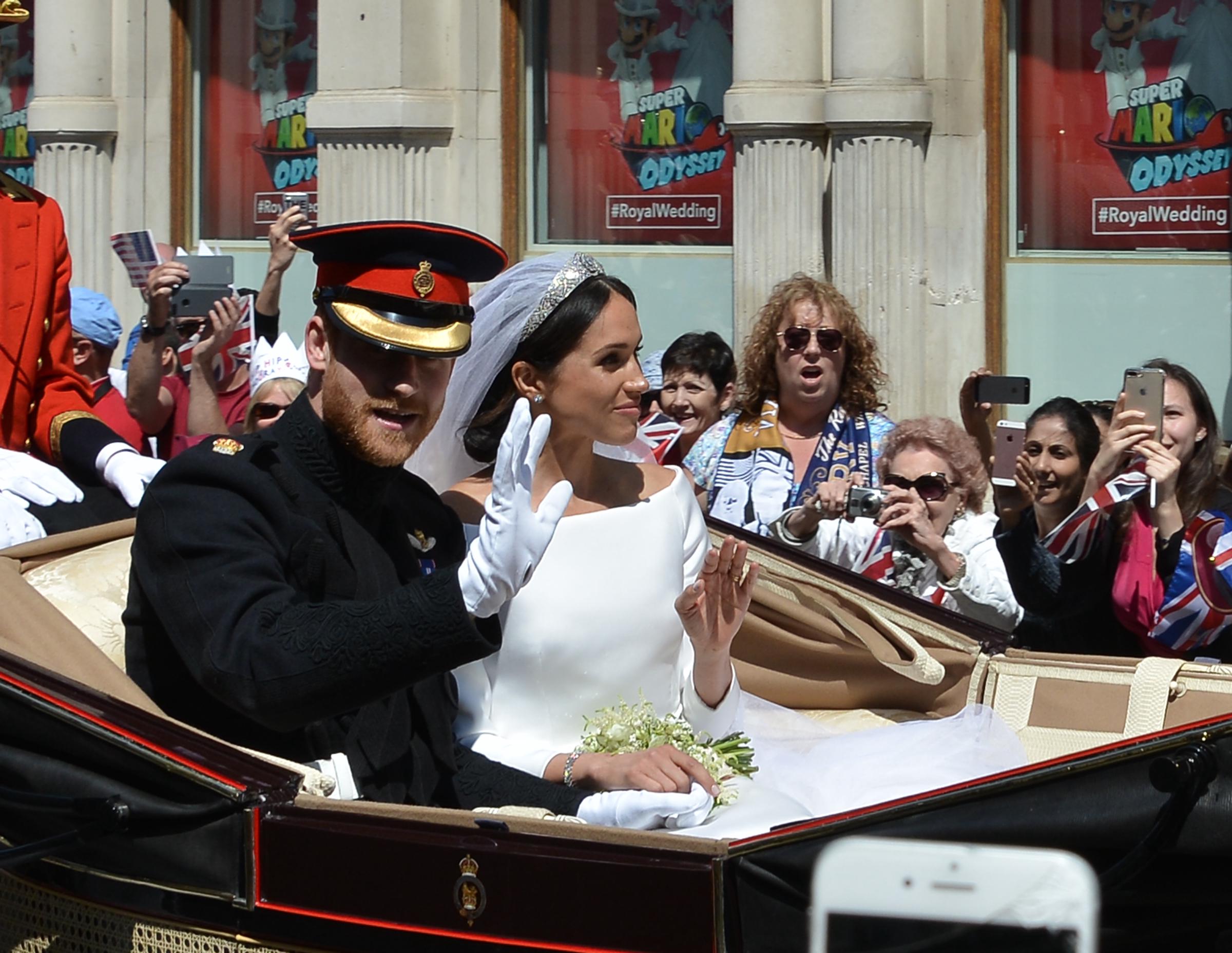 Le prince Harry et Meghan Markle devant la cathédrale Saint-Georges le jour de leur mariage à Windsor, en Angleterre, le 19 mai 2018 | Source : Getty Images