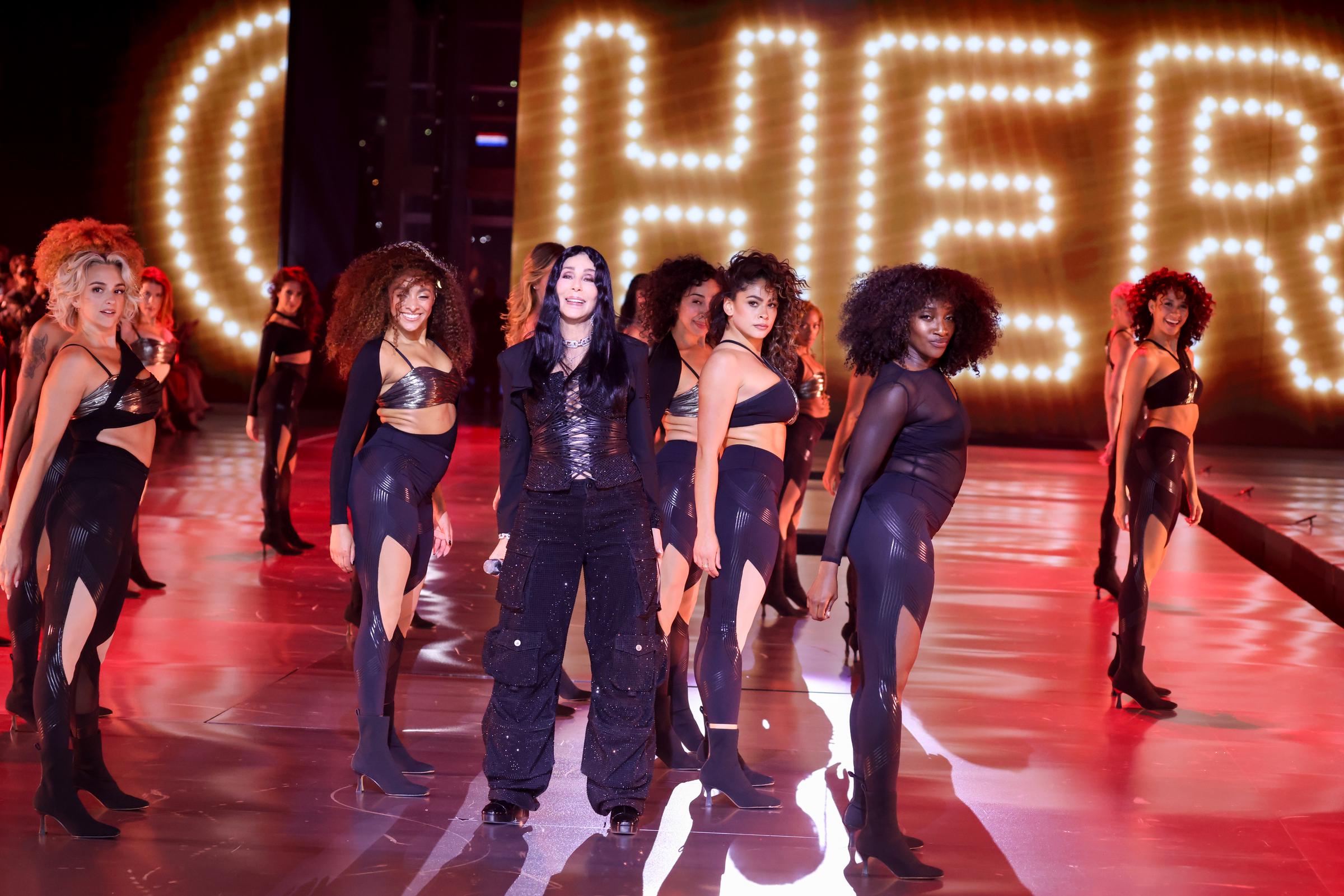 Cher se produit lors du défilé de mode du Victoria's Secret 2024 | Source : Getty Images