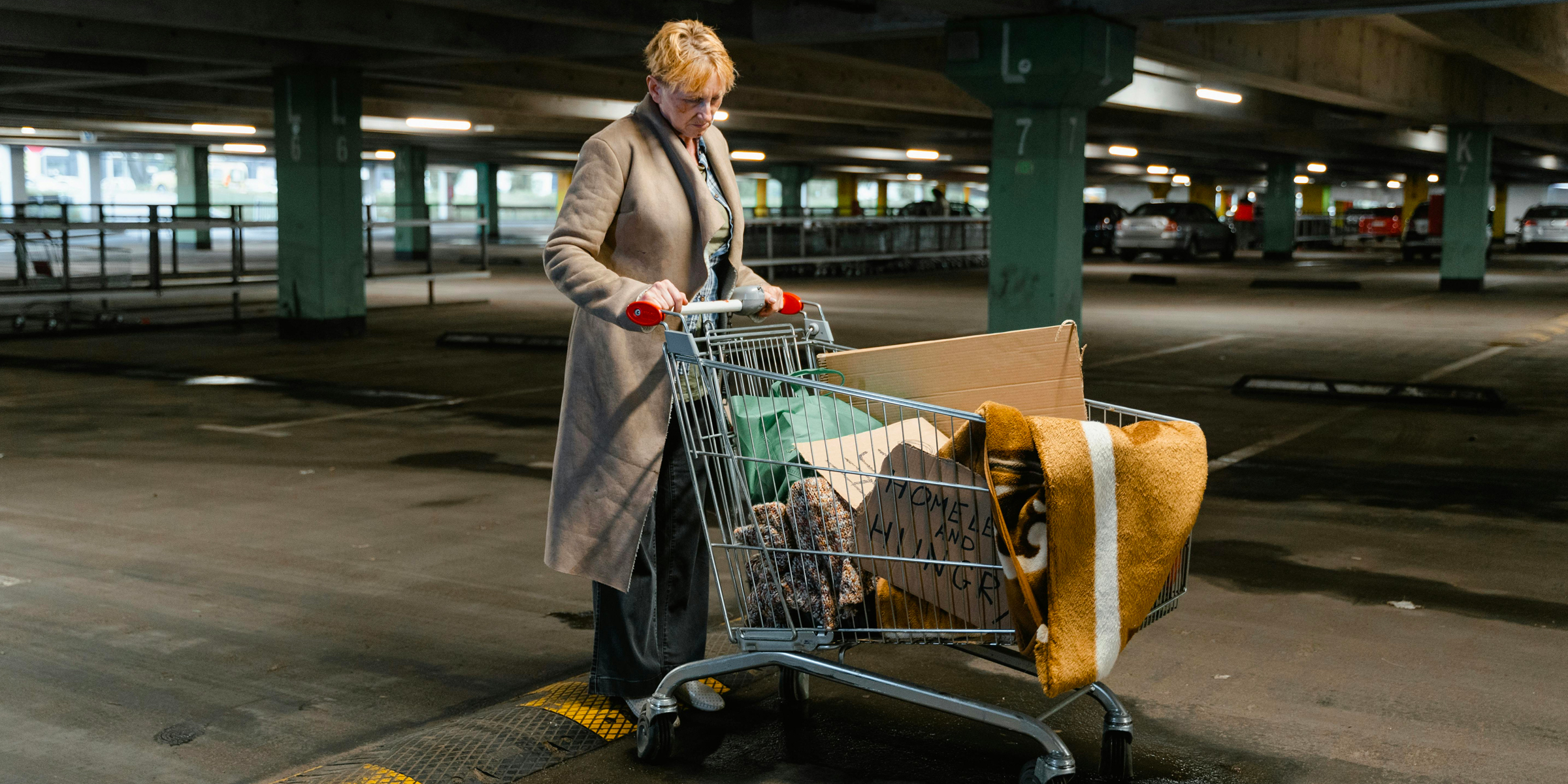 Femme sans-abri poussant un chariot d'épicerie | Source : Pexels