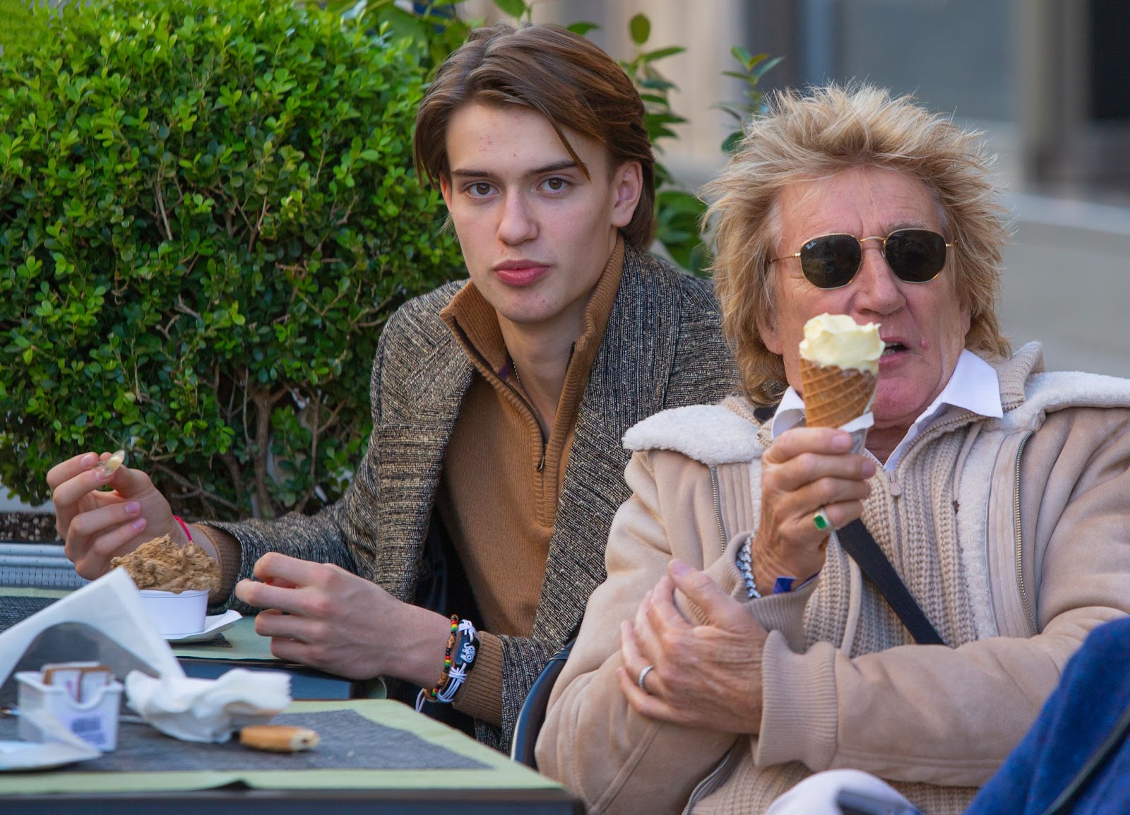 Alastair et Rod Stewart photographiés le 29 novembre 2023, à Rome, en Italie. | Source : Getty Images