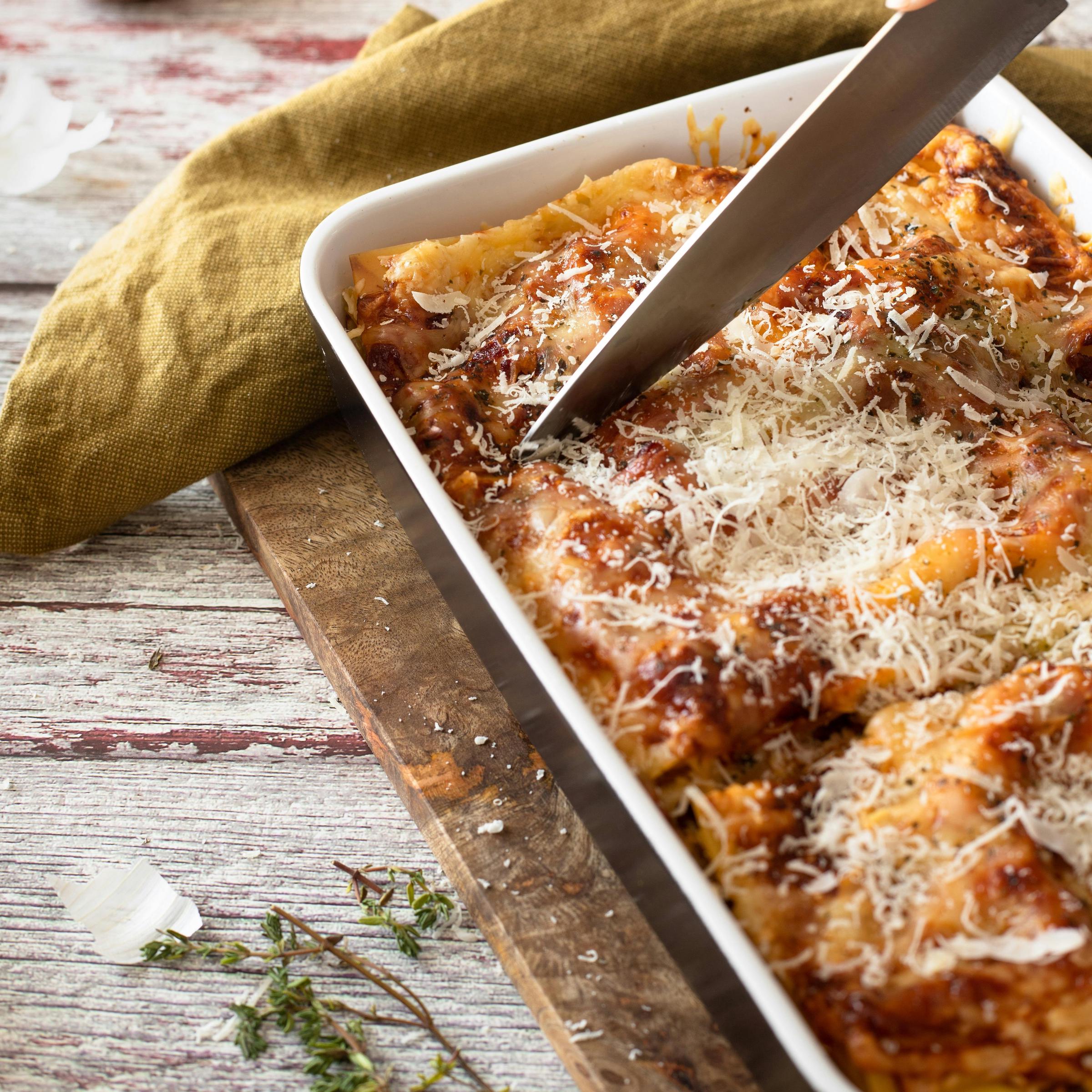 Un plat de lasagnes en préparation | Source : Pexels