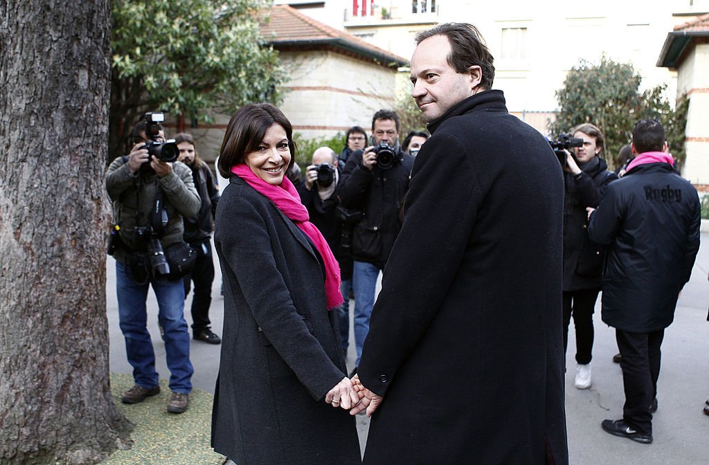 Anne Hidalgo et son époux Jean-Marc Germain après le vote aux municipales le 23 mars 2014. Photo : Getty Images