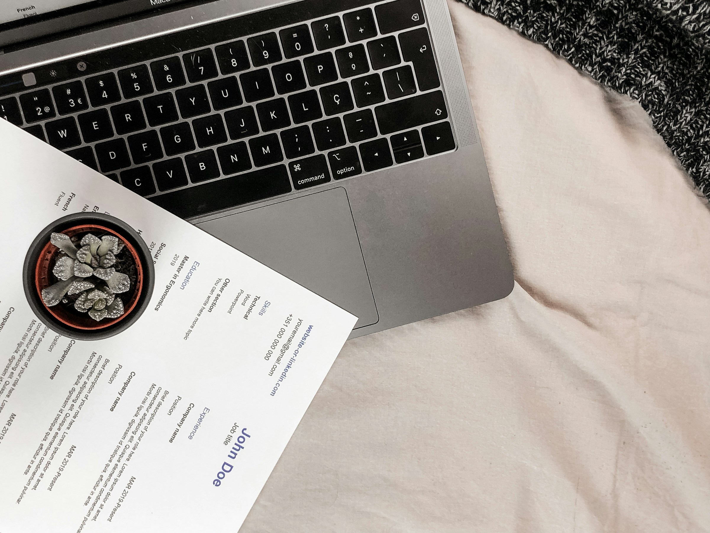 Un CV posé sur un ordinateur portable | Source : Unsplash