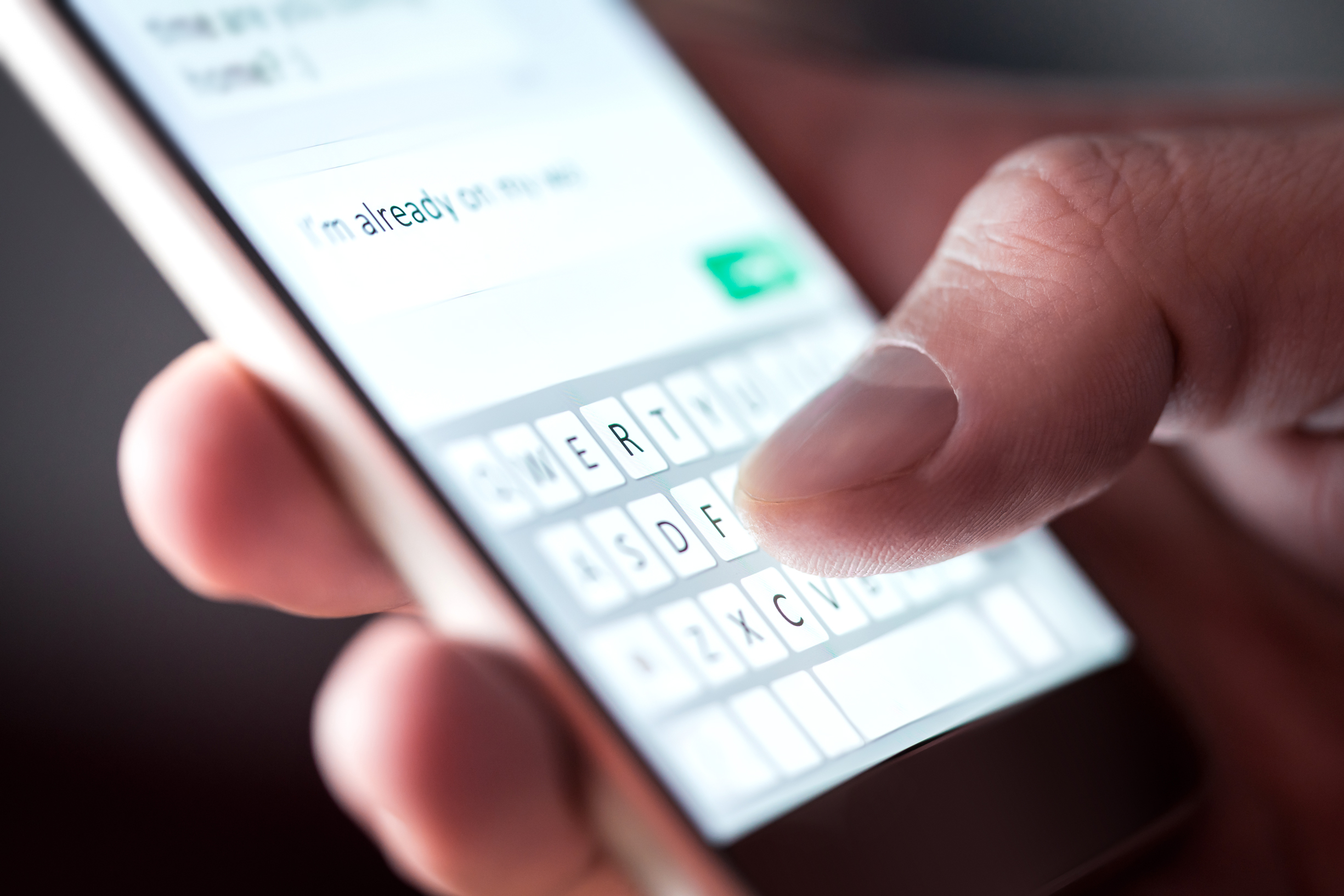 Une main tenant un téléphone et envoyant des textos | Source : Shutterstock