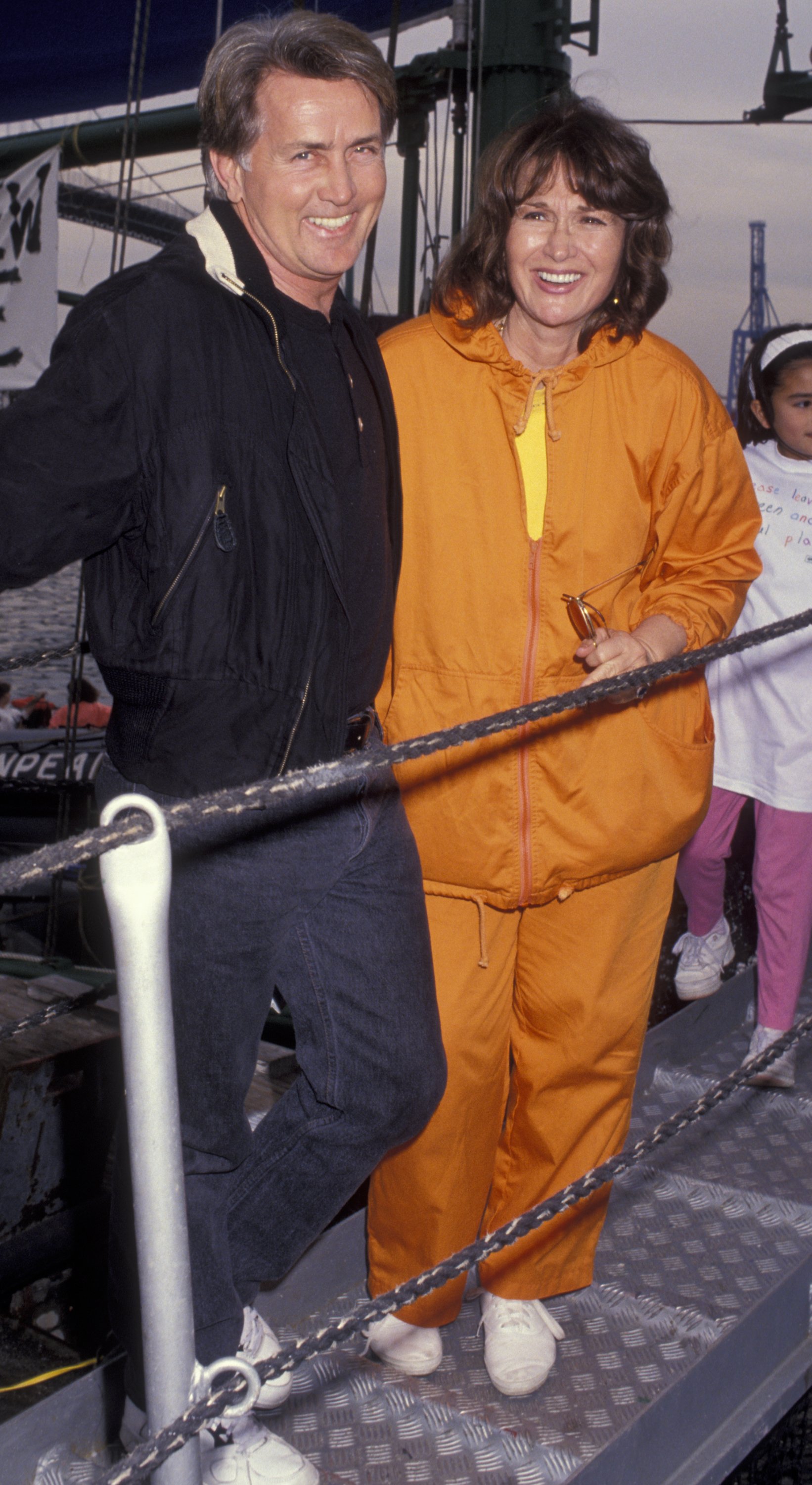 L'acteur Martin Sheen et son épouse Jan Sheen assistent à la fête de lancement du Rainbow Warrior le 1er février 1992 à bord du Rainbow Warrior à San Pedro, en Californie. | Source : Getty Images