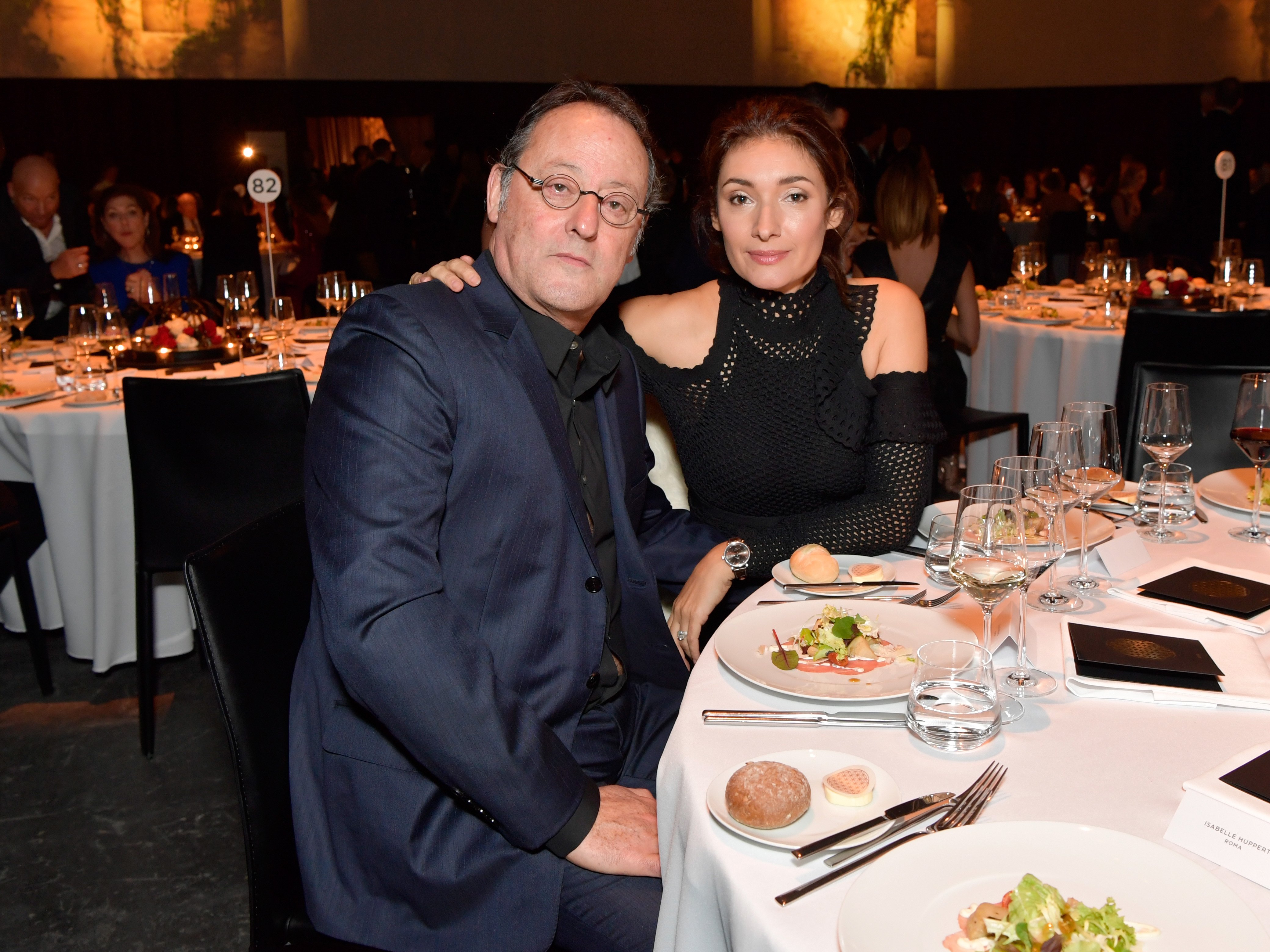 Jean Reno et Zofia Reno assistent au dîner de gala d'IWC Schaffhausen "Décoder la beauté du temps" au Salon international de la haute horlogerie (SIHH), le 17 janvier 2017 à Genève. | Source : Getty Images   
