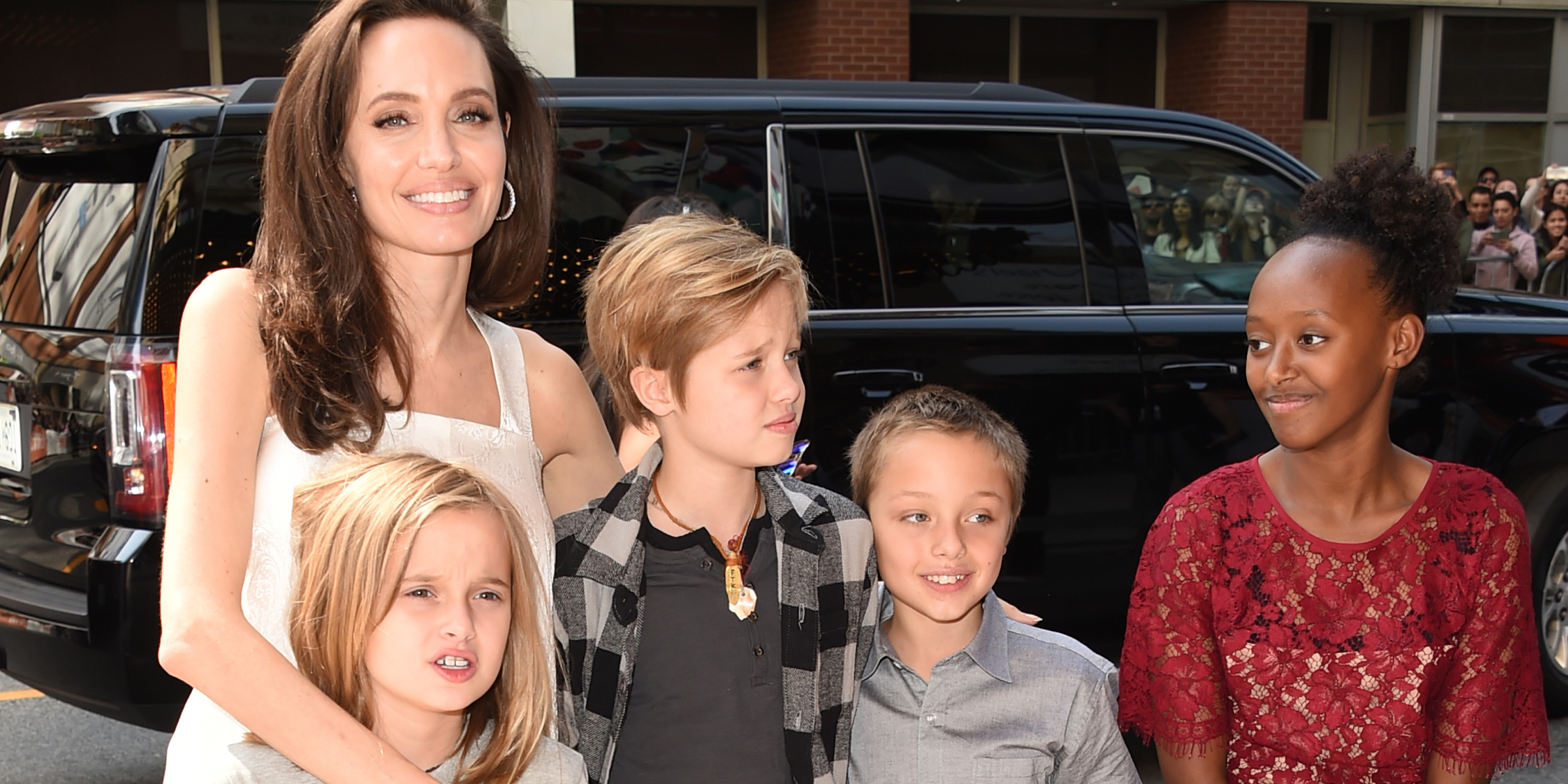Angelina Jolie avec ses enfants Zahara, Shiloh, Vivienne et Knox | Source : Getty Images