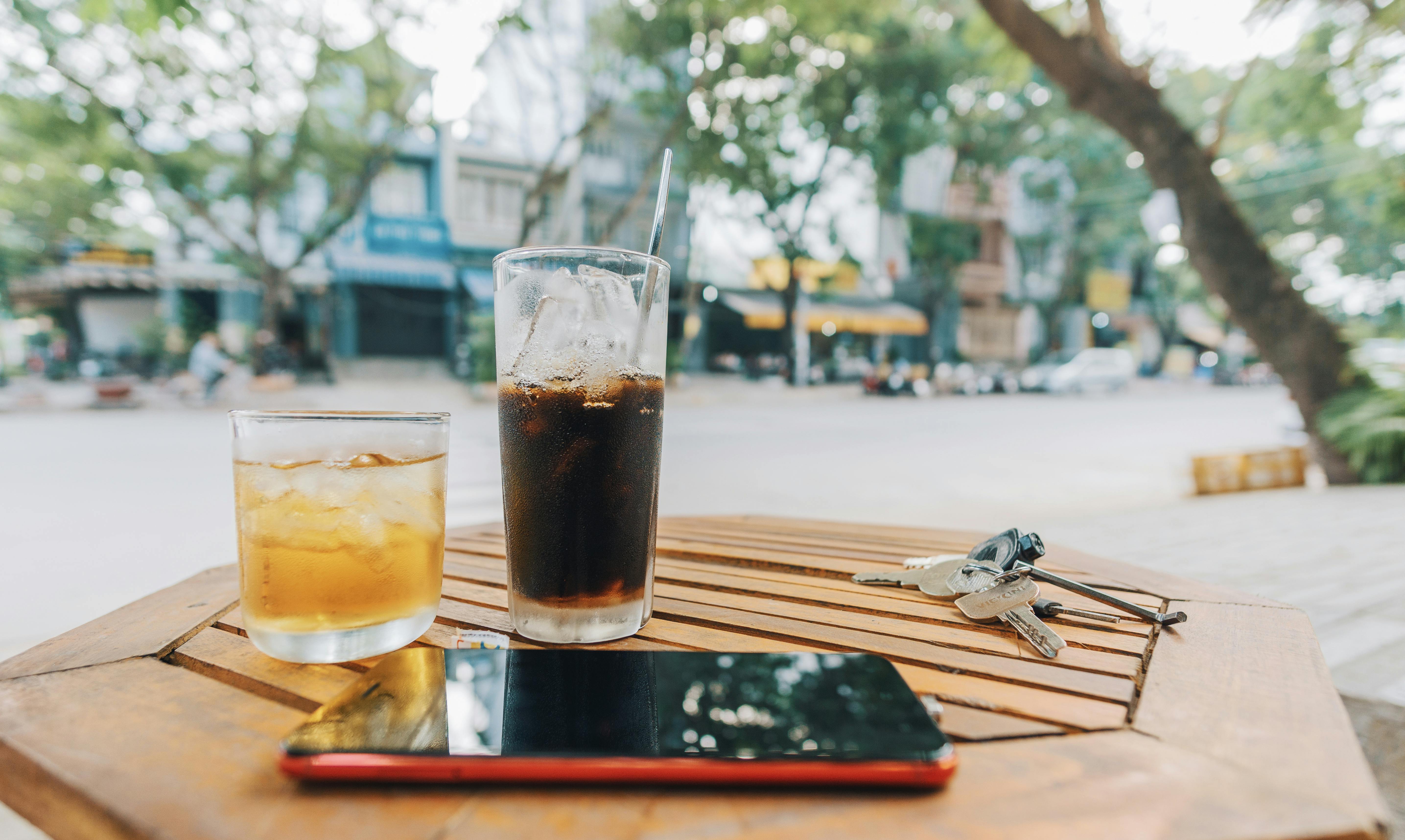 Des boissons, un téléphone et des clés sur une table | Source : Pexels