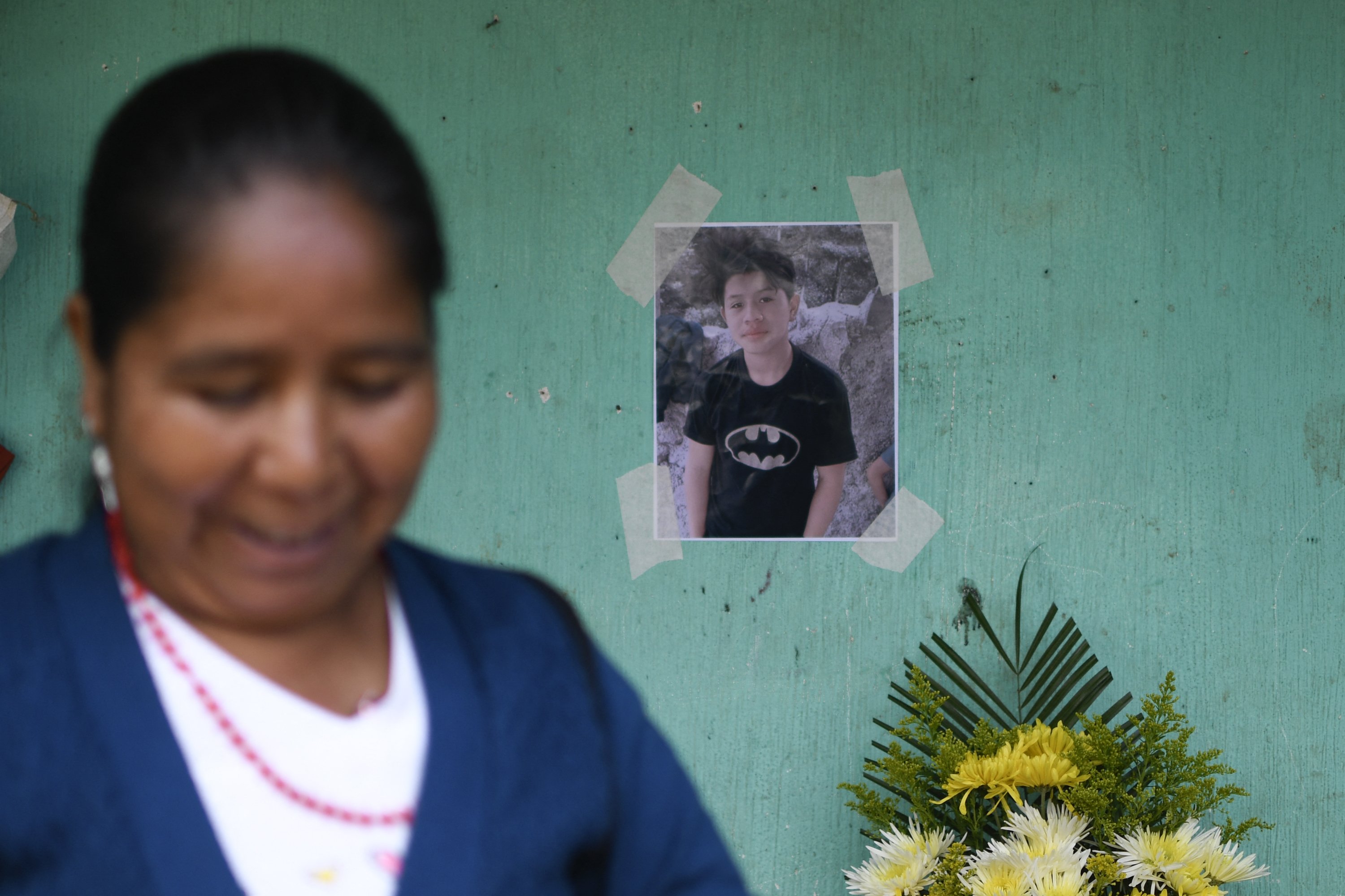 Un parent de Juan Wilmer Tepaz avec une image de Wilmer en arrière-plan au Guatemala en 2022. | Source : Getty Images