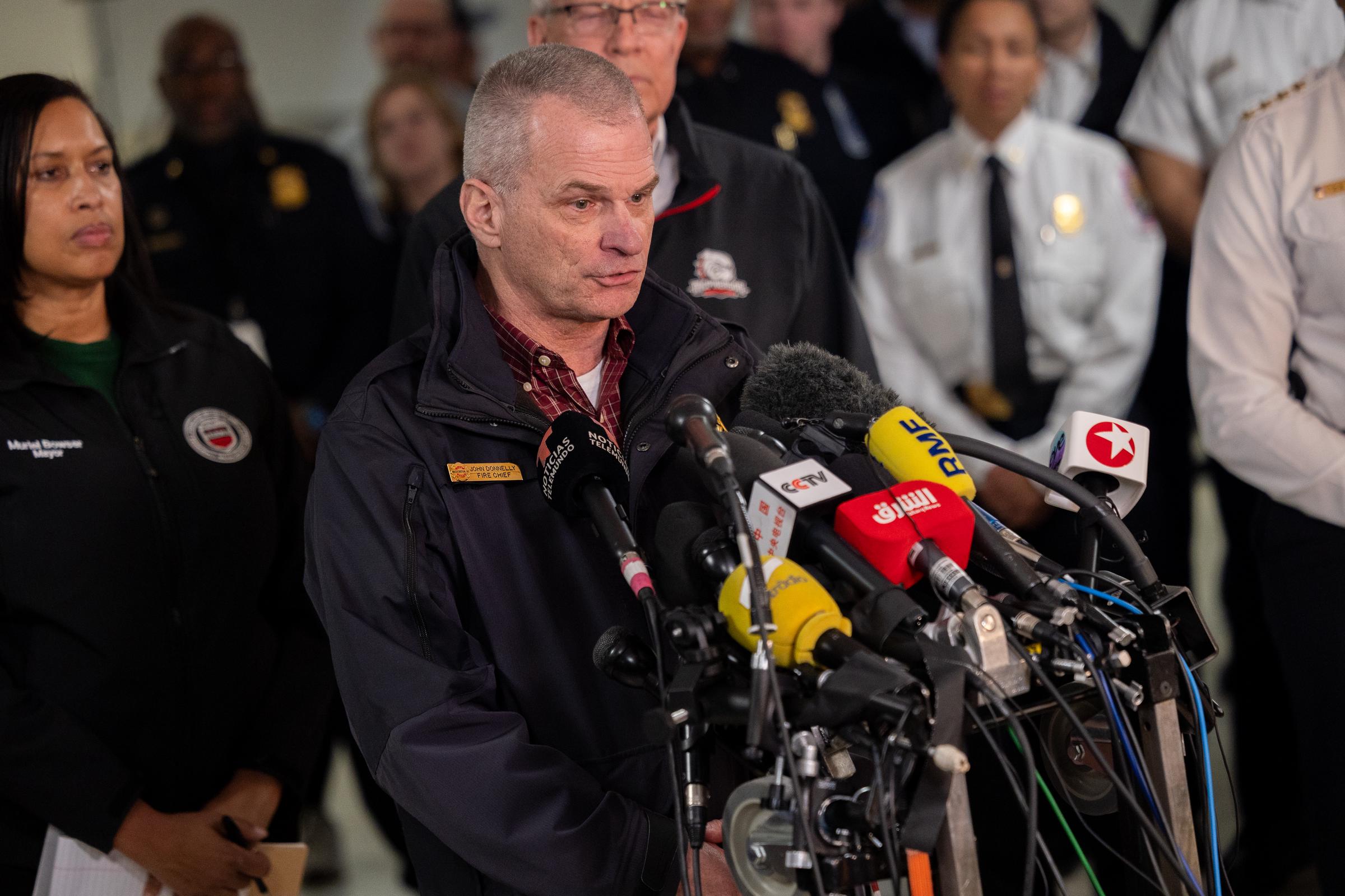 Le chef des pompiers et des services médicaux d'urgence de Washington, John Donnelly, s'exprime lors d'une conférence de presse avec d'autres représentants du gouvernement sur les efforts de sauvetage suite à la collision entre un avion d'American Airlines et un hélicoptère de l'armée à Washington, D.C., le 30 janvier 2025. | Source : Getty Images