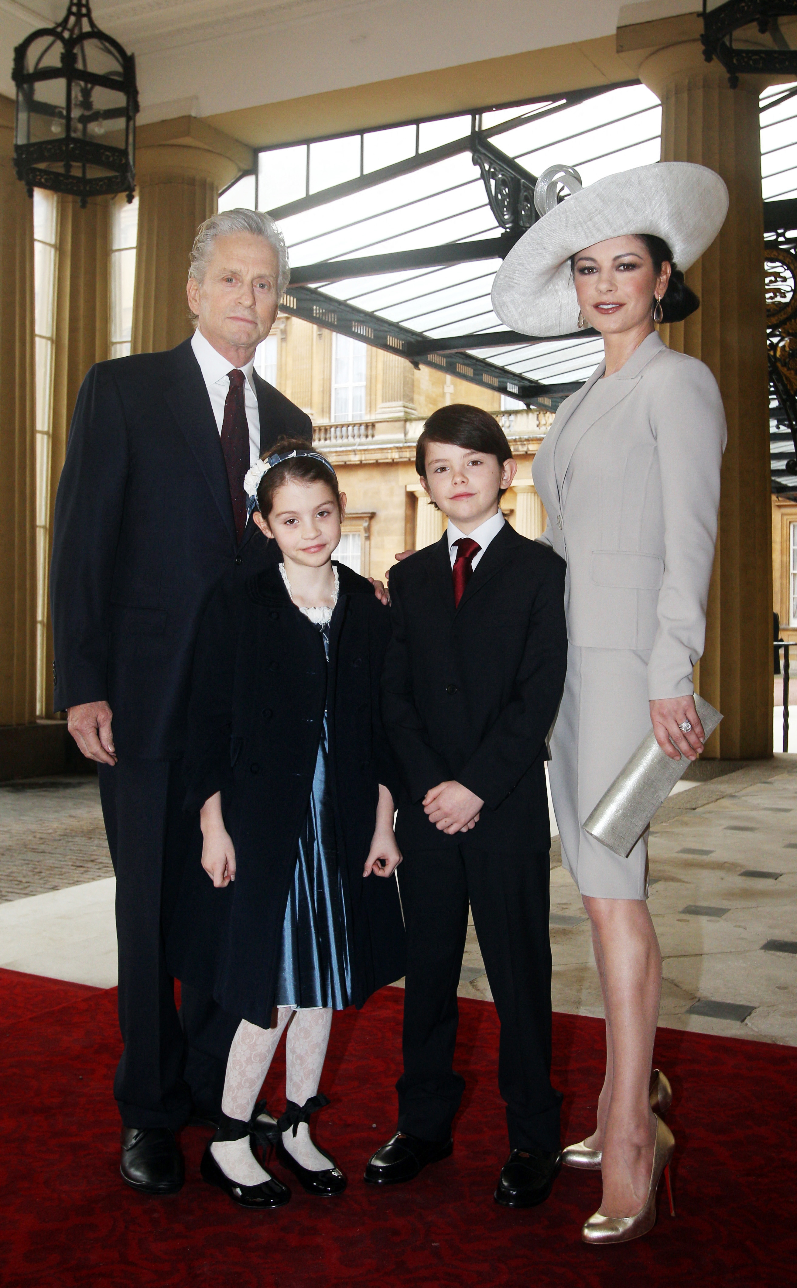 Catherine Zeta-Jones, Michael Douglas et leurs enfants Dylan et Carys au palais de Buckingham dans le centre de Londres le 24 février 2011 | Source : Getty Images