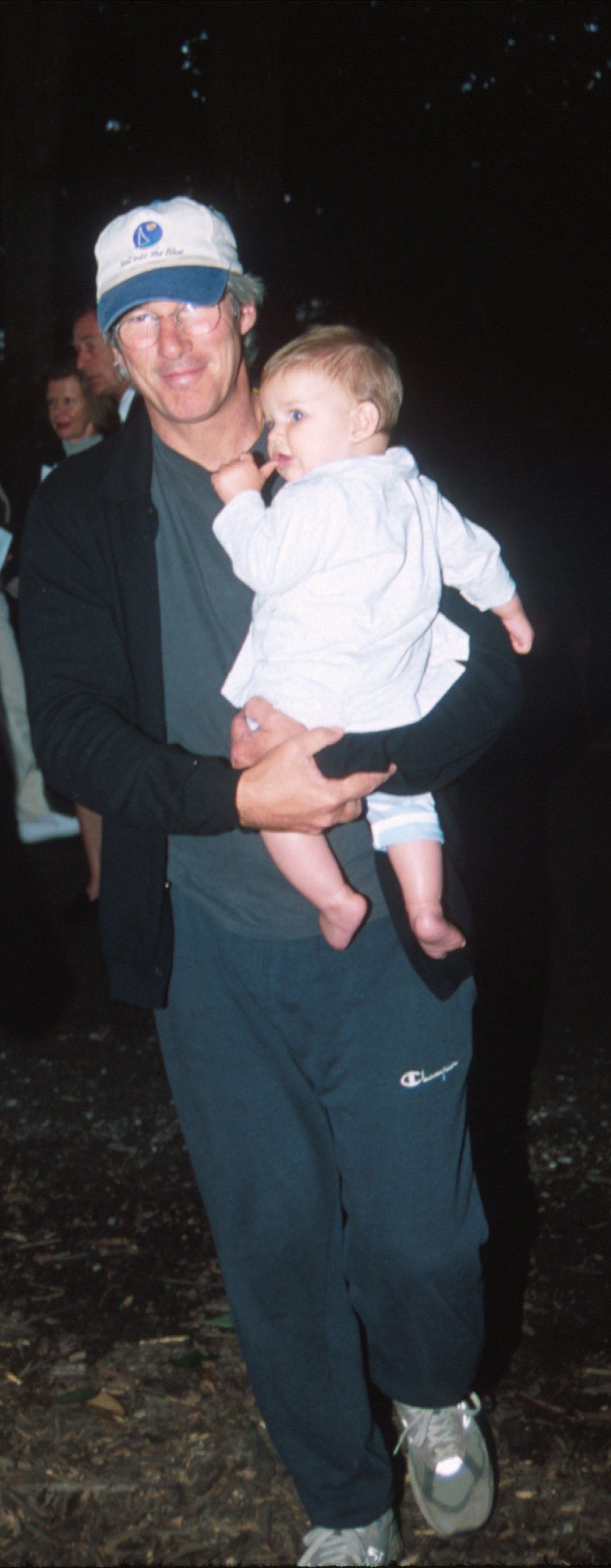 Richard Gere portant son fils Homer James Jigme Gere lors de la 7ème édition du Summer Gala Benefit le 19 août 2000 | Source : Getty Images