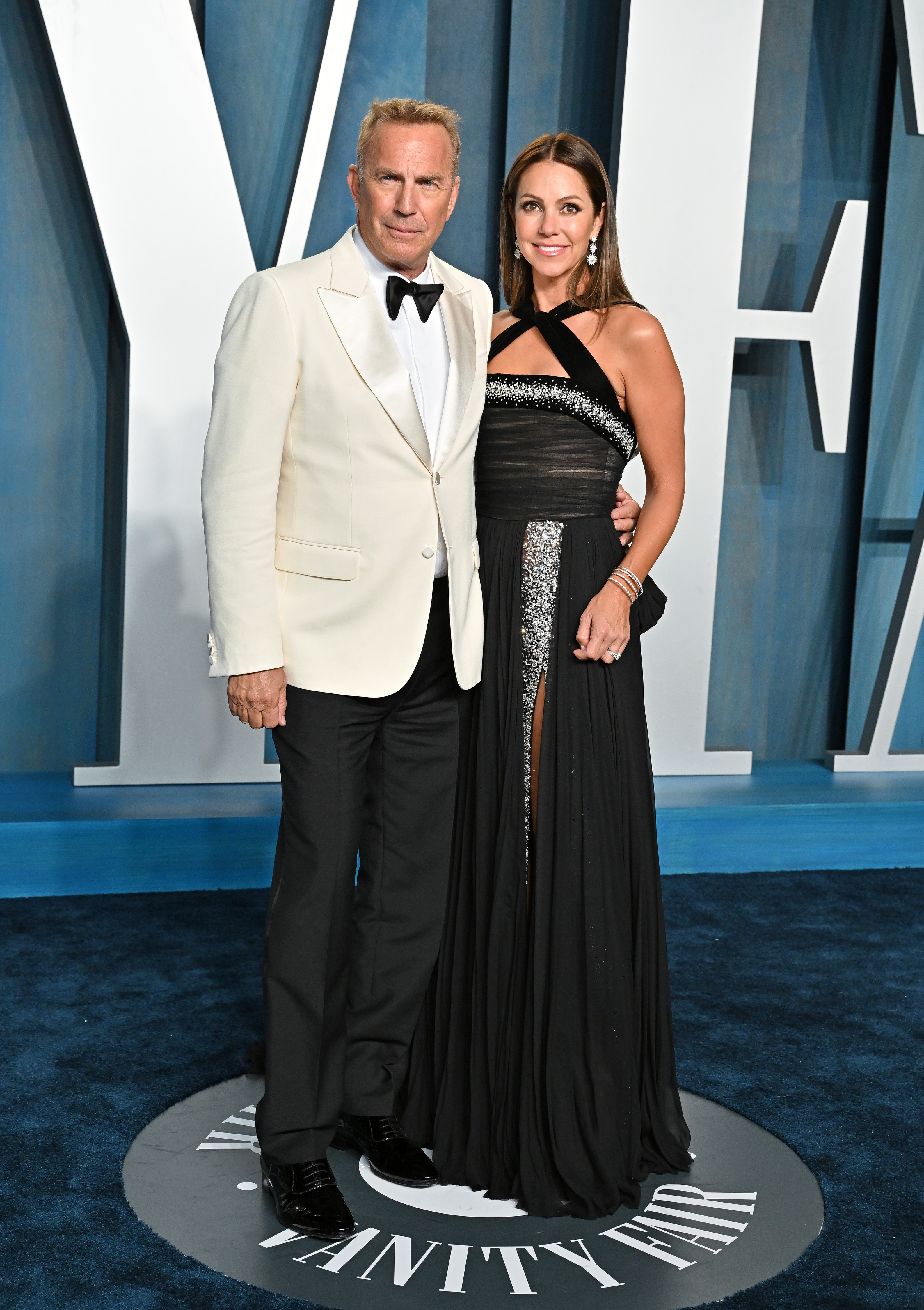 Kevin Costner et Christine Baumgartner à la soirée des Oscars de Vanity Fair à Beverly Hills, Californie, le 27 mars 2022 | Source : Getty Images