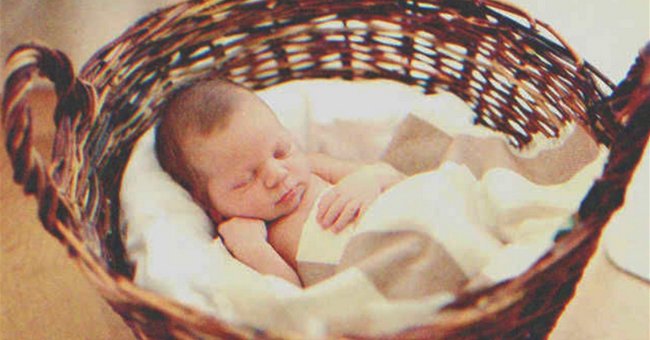 Un bébé dans un panier | Source : Shutterstock