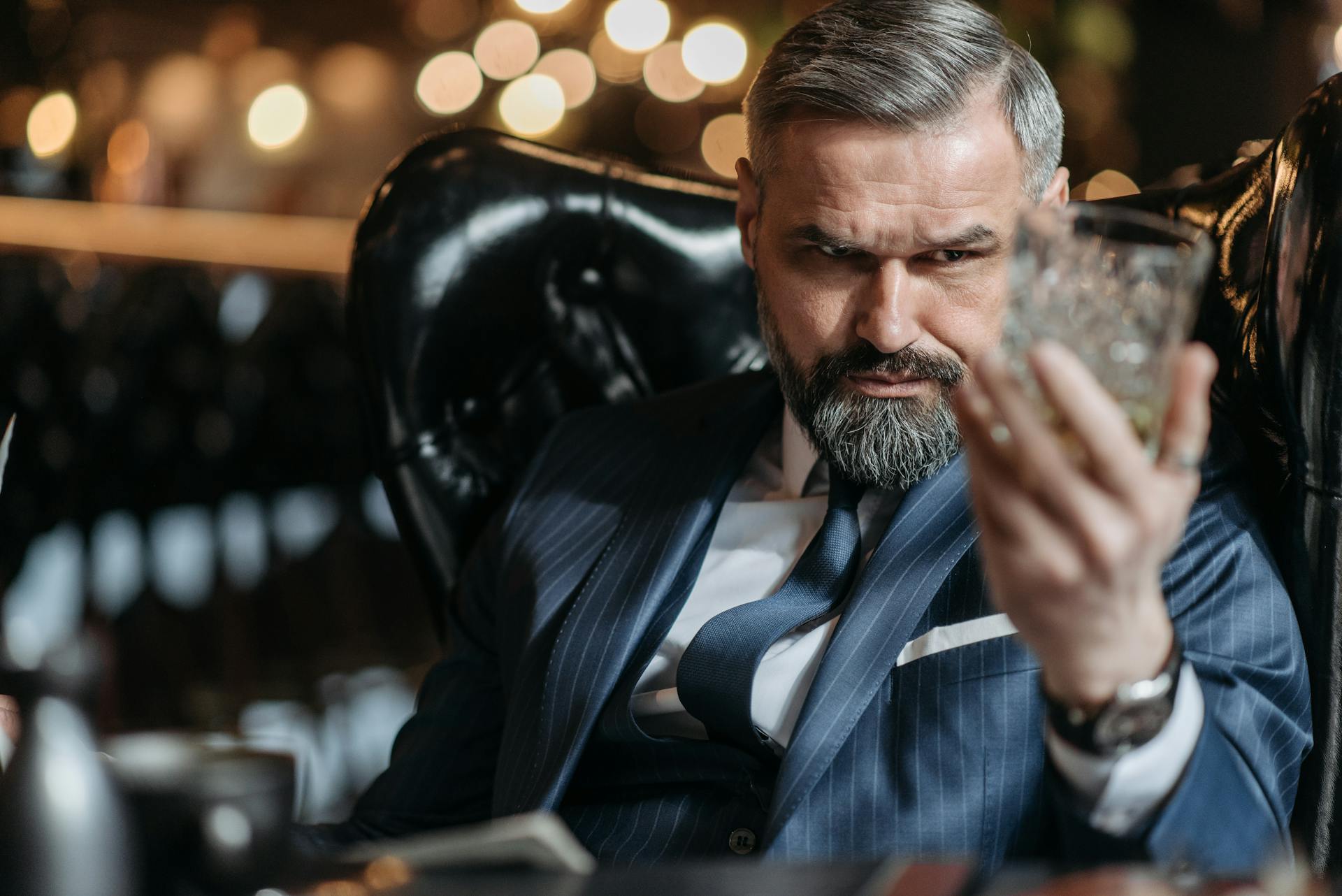 Un homme tenant un verre de whisky | Source : Pexels