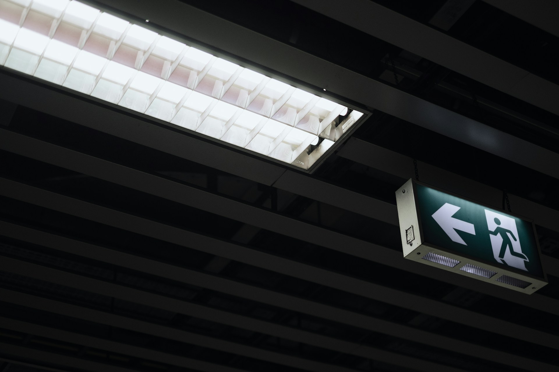 Une lumière à l'intérieur d'un bâtiment | Source : Unsplash