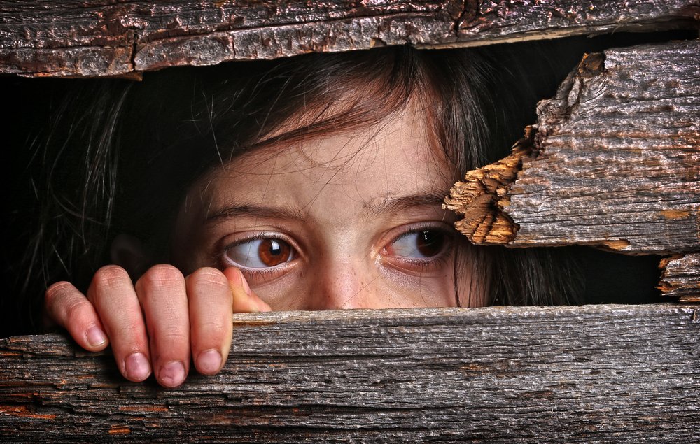 Jeune fille effrayée. | Photo : Shutterstock