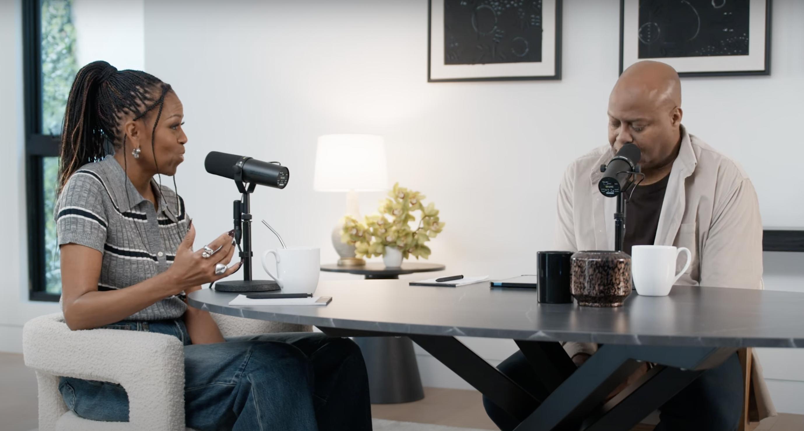 Michelle Obama et Craig Robinson lors de leur podcast, daté de mars 2025 | Source : YouTube/MichelleObama