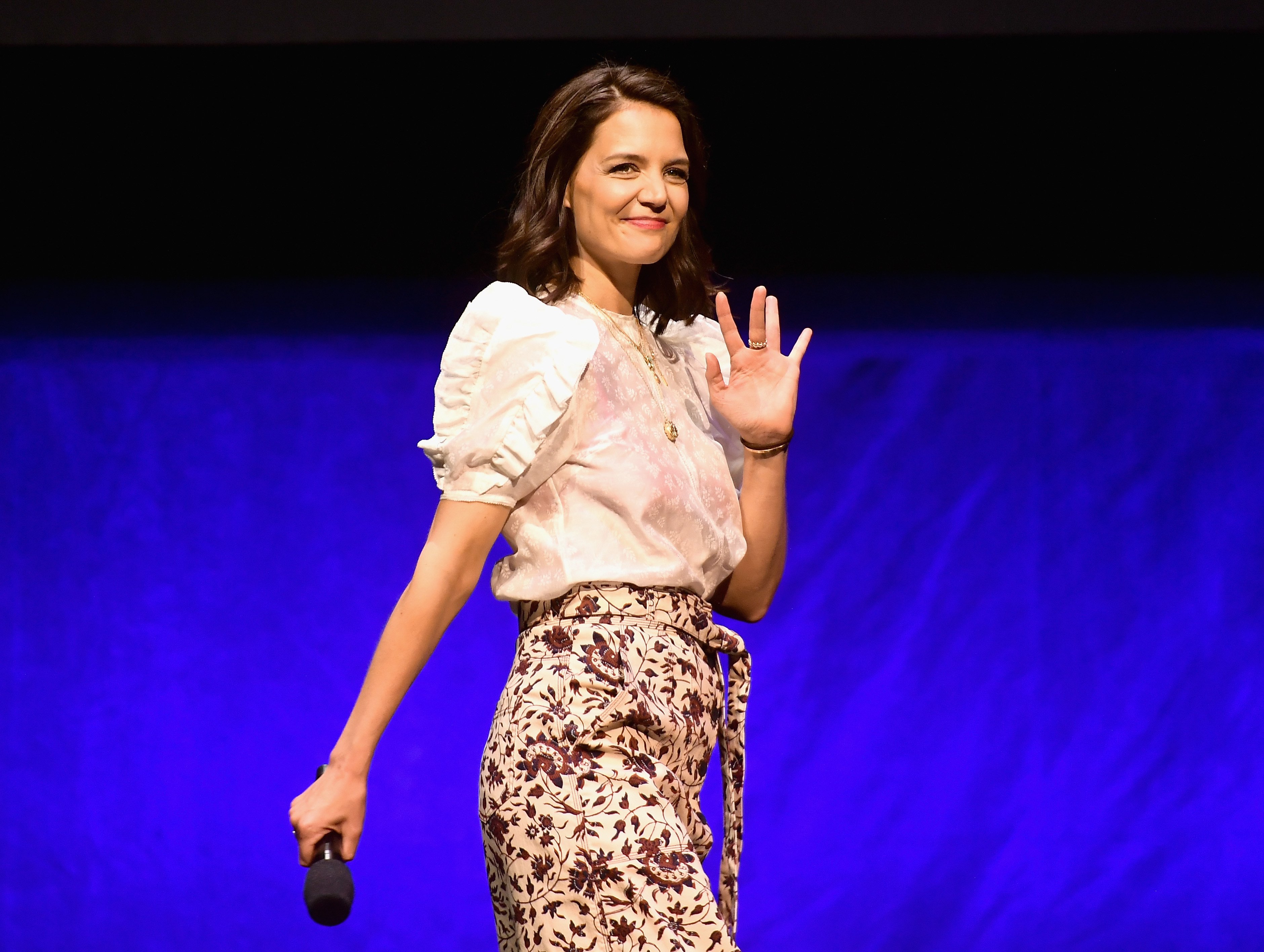 Katie Holmes parle sur scène au CinemaCon 2019 | Photo : Getty Images