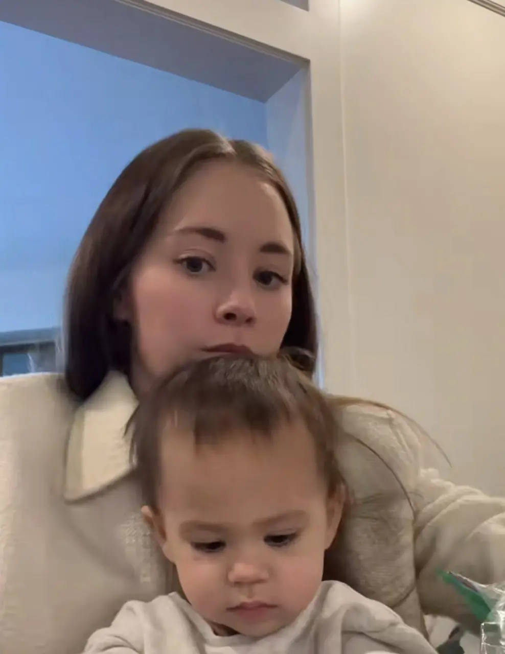 L'utilisatrice de TikTok Elizabeth avec son enfant, comme on le voit dans une vidéo datée du 1er décembre 2022 | Source : Tiktok.com/@elizabethacting