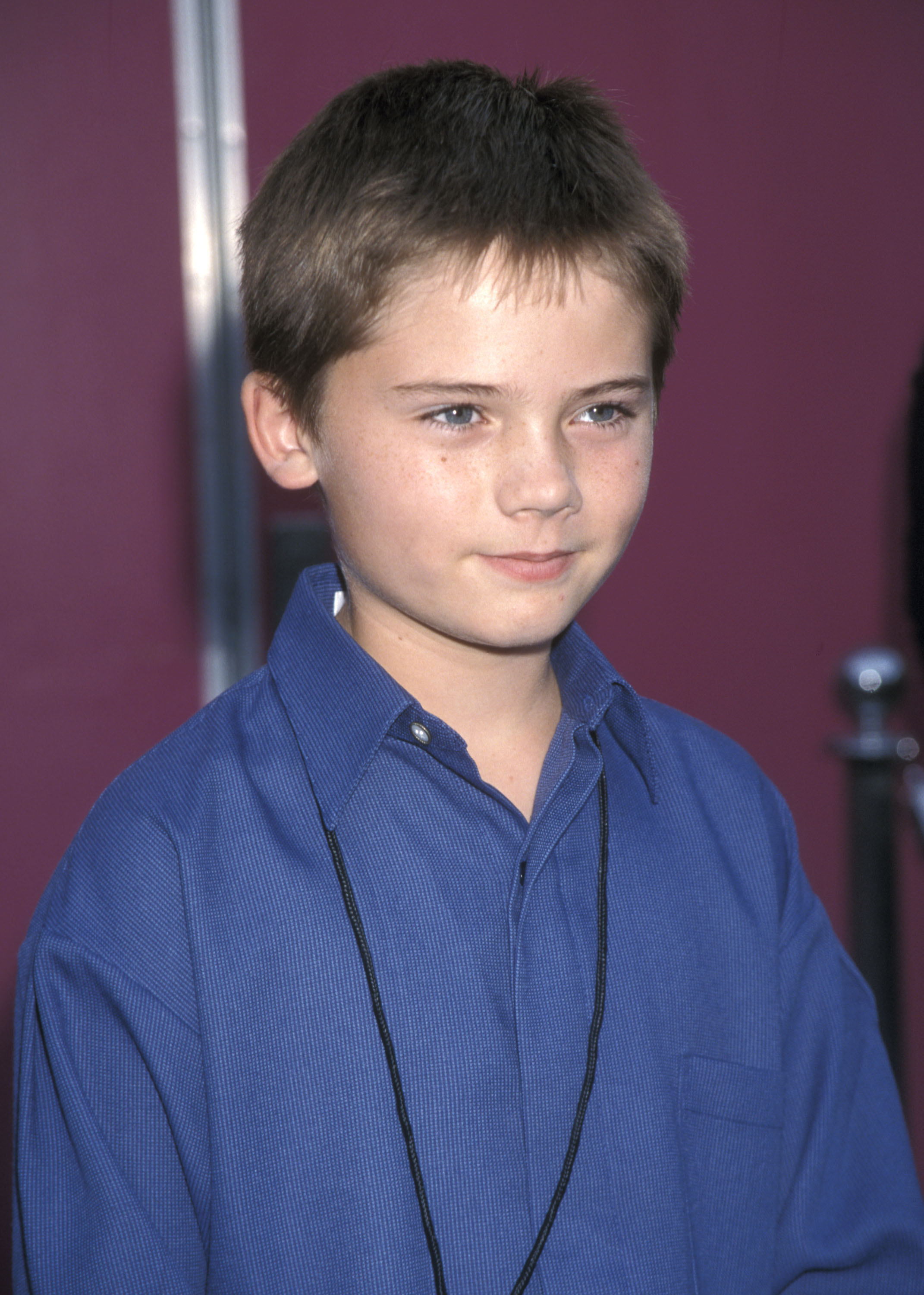 L'acteur Jake Lloyd, le 7 novembre 1999, à Universal City, en Californie. | Source : Getty Images