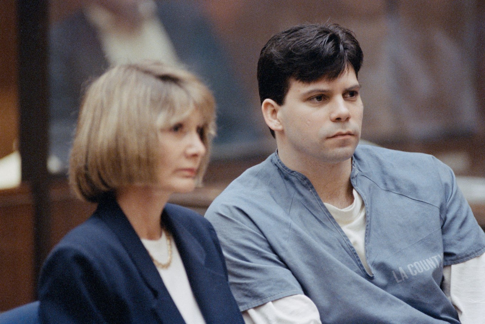 Lyle Menendez avec son avocat au tribunal de Los Angeles le 9 mars 1994. | Source : Getty Images