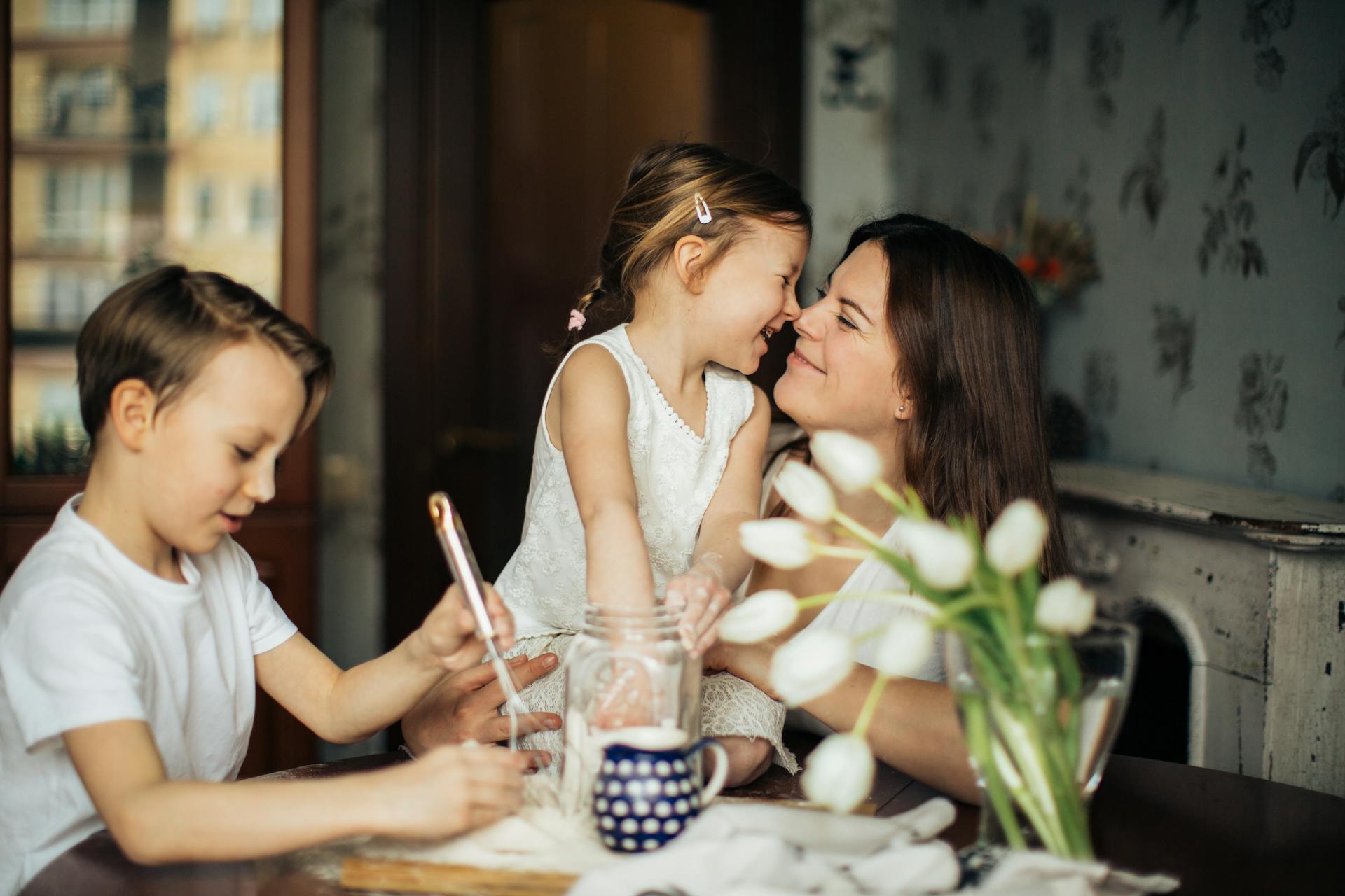 Une mère avec deux enfants | Source : Pexels