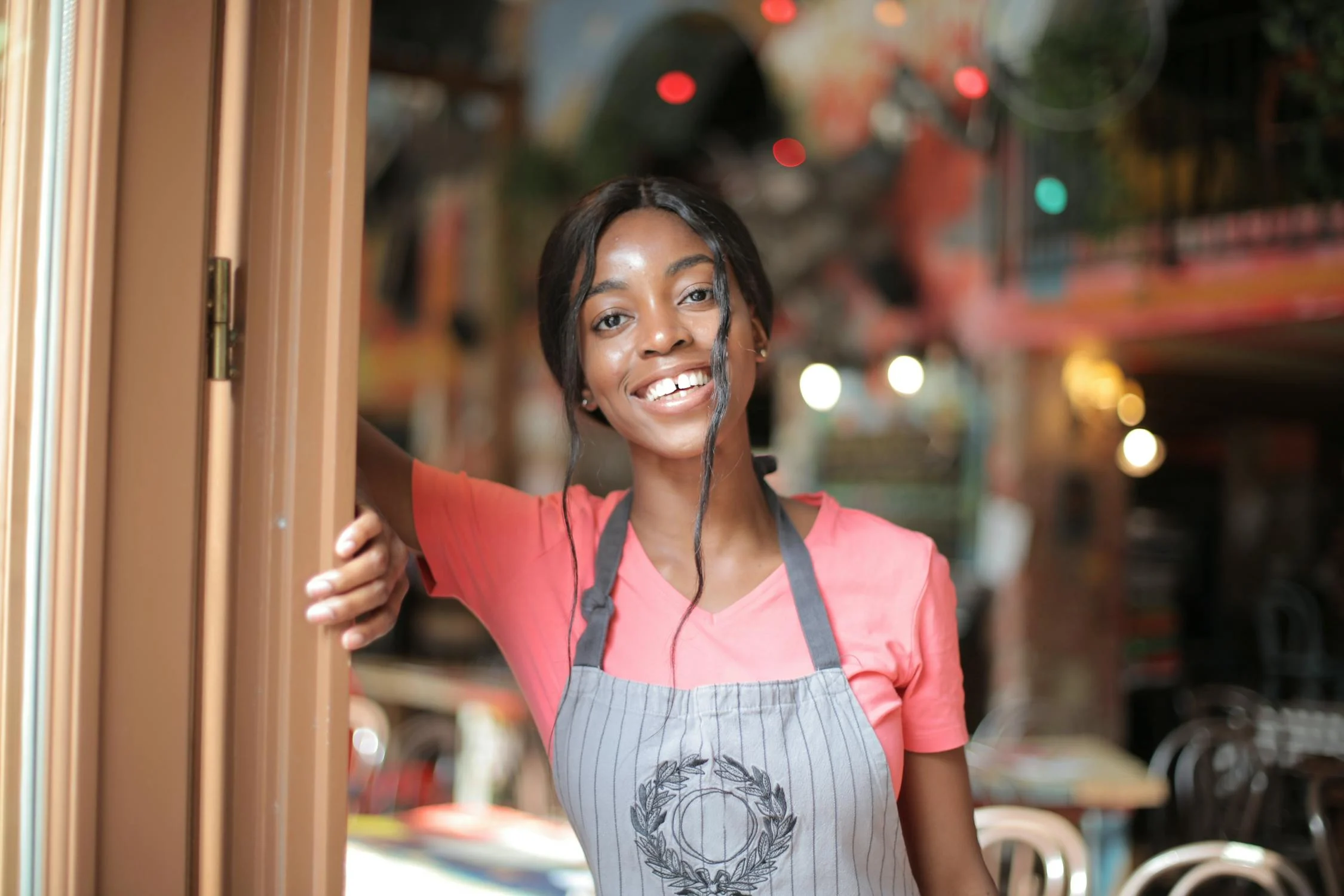 Une serveuse souriante | Source : Pexels