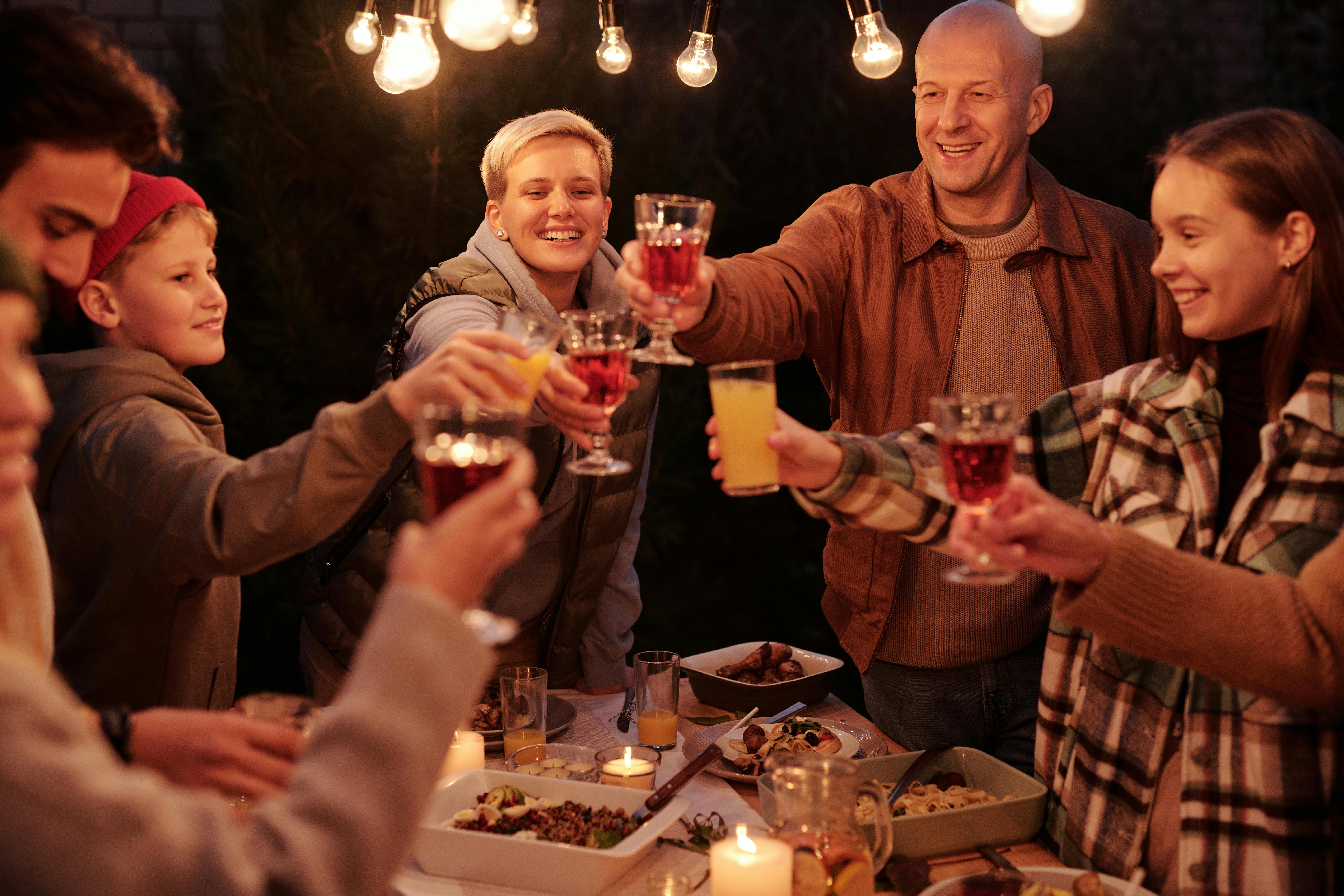 Une famille qui porte un toast sous les lumières | Source : Pexels