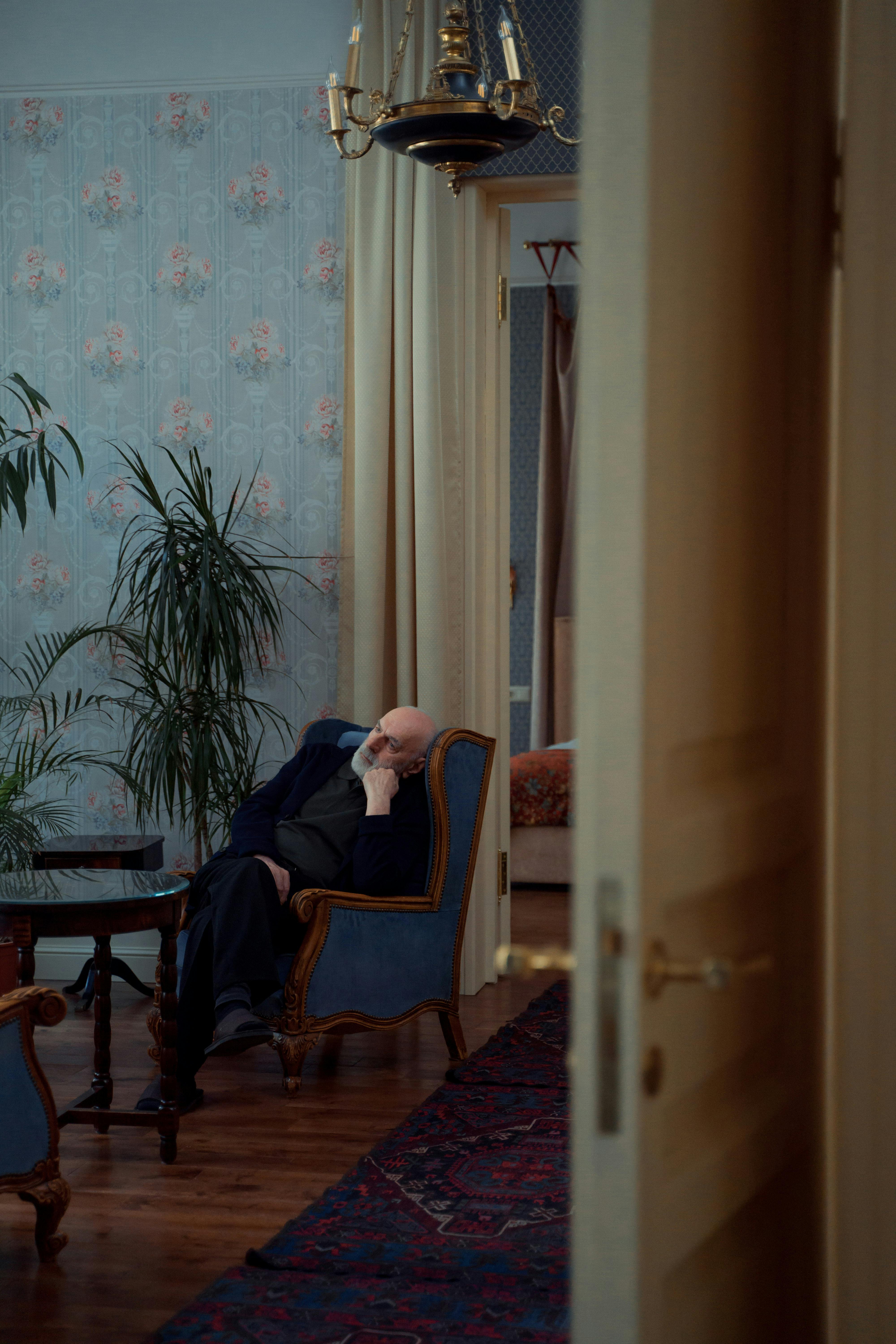 Un vieil homme assis sur une chaise | Source : Pexels