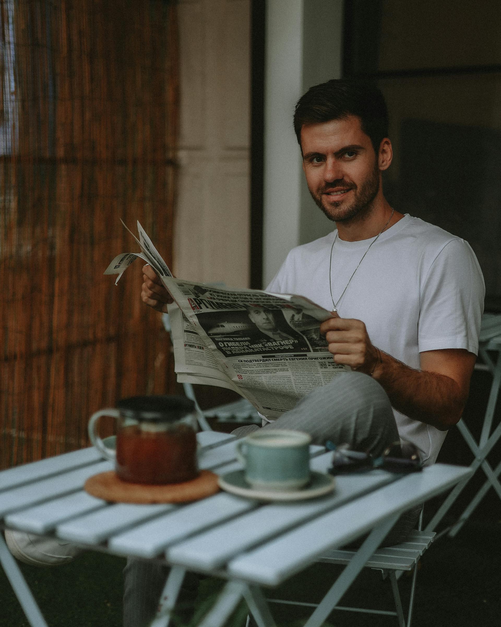 Un homme assis à l'extérieur | Source : Pexels