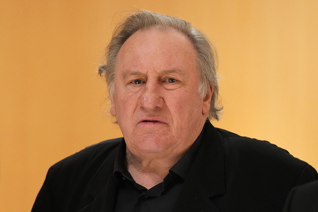 L'acteur français Gérard Depardieu arrive pour son procès dans lequel il est accusé d'avoir agressé sexuellement deux femmes lors d'un tournage en 2021, au tribunal correctionnel de Paris, le 26 mars 2025 I Source : Getty Images