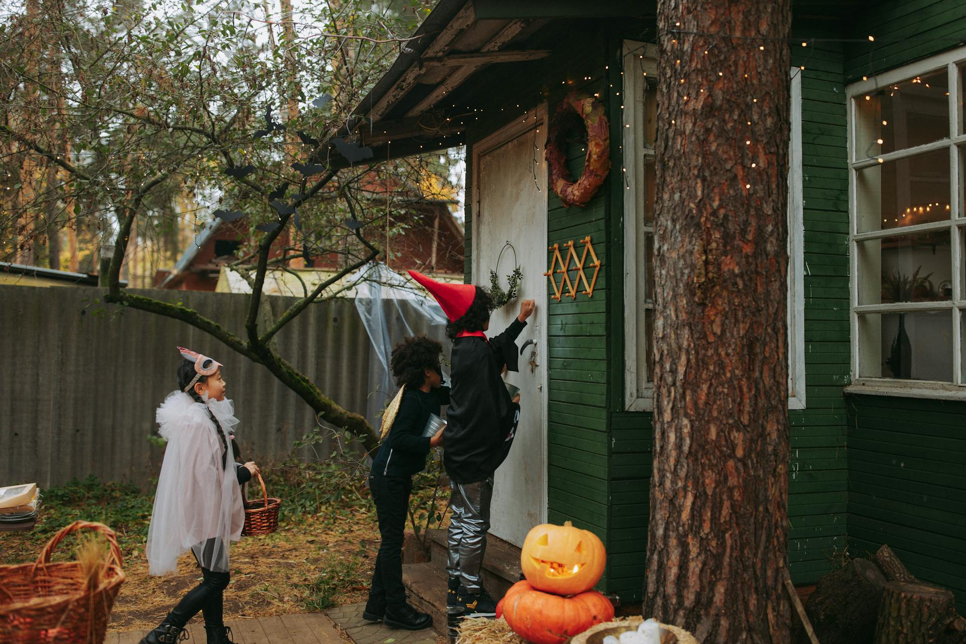 Des enfants frappent à la porte d'une maison pendant Halloween | Source : Pexels