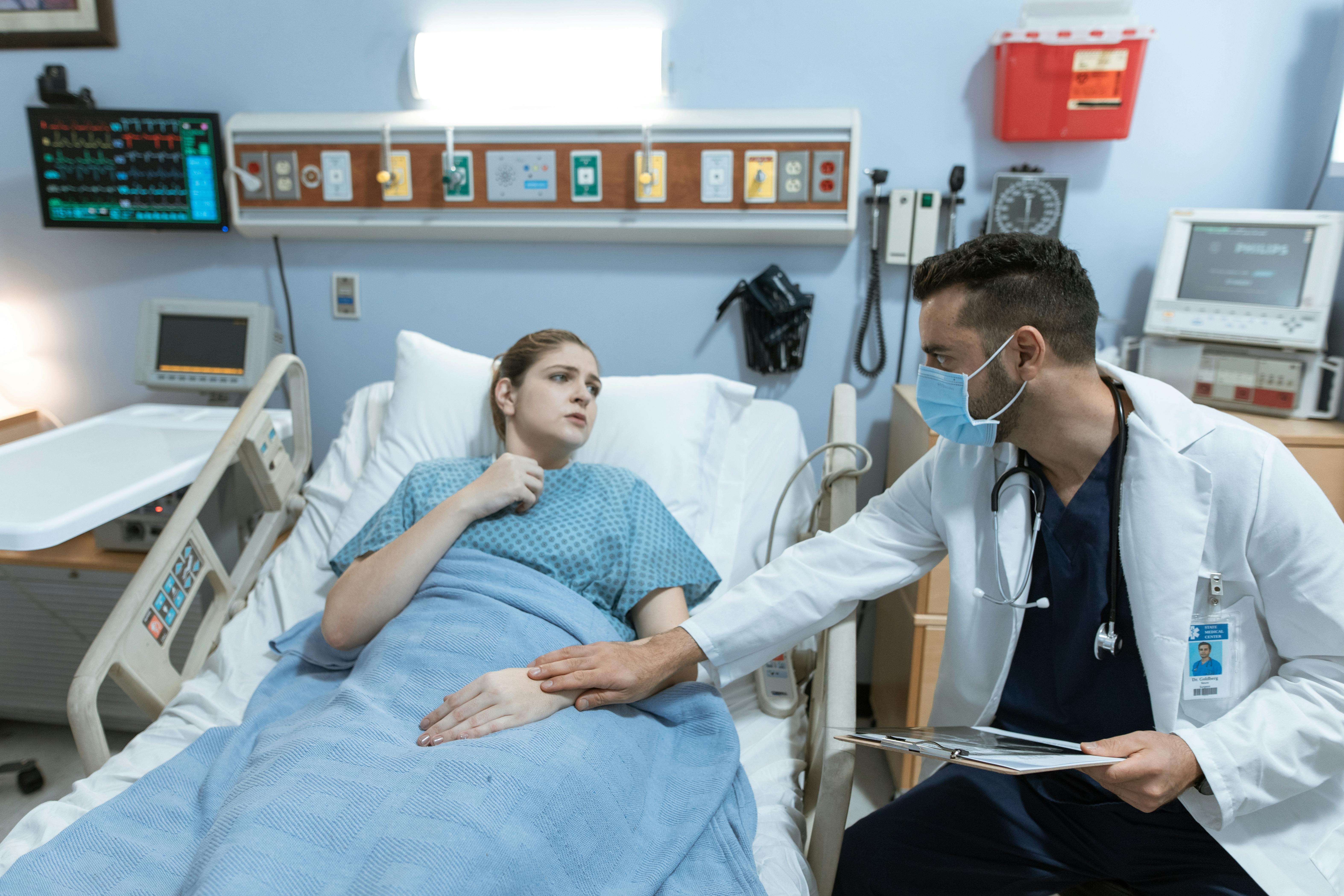 Une femme malade recevant de mauvaises nouvelles de son médecin | Source : Pexels