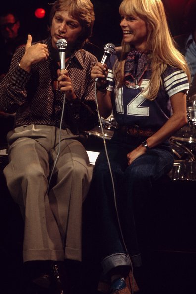 Les chanteurs français Claude François et France Gall sur un plateau de télévision, le 14 septembre 1974, à Paris, France. | Photo : Getty Images