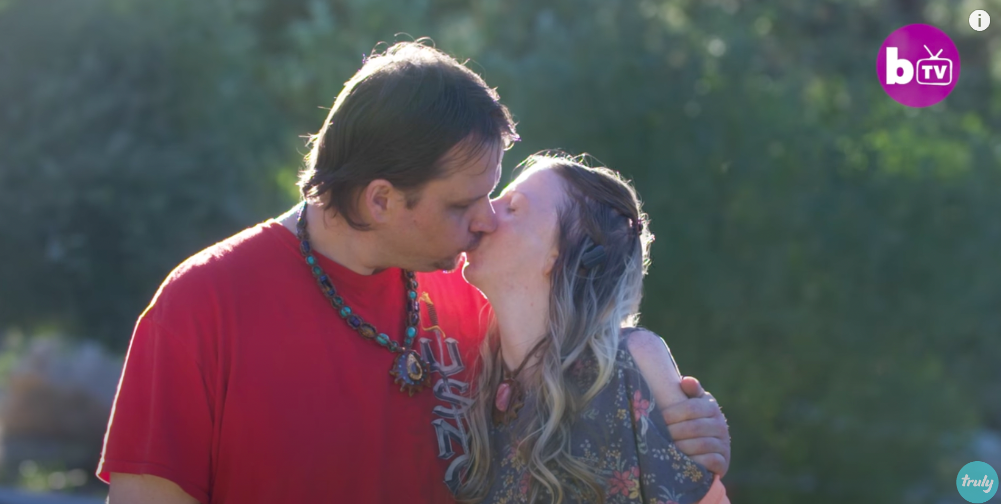 Capture d'écran de Cynthia et de son mari Thane partageant un tendre baiser, tirée d'une vidéo postée le 19 décembre 2017 | Source : YouTube.com/truly