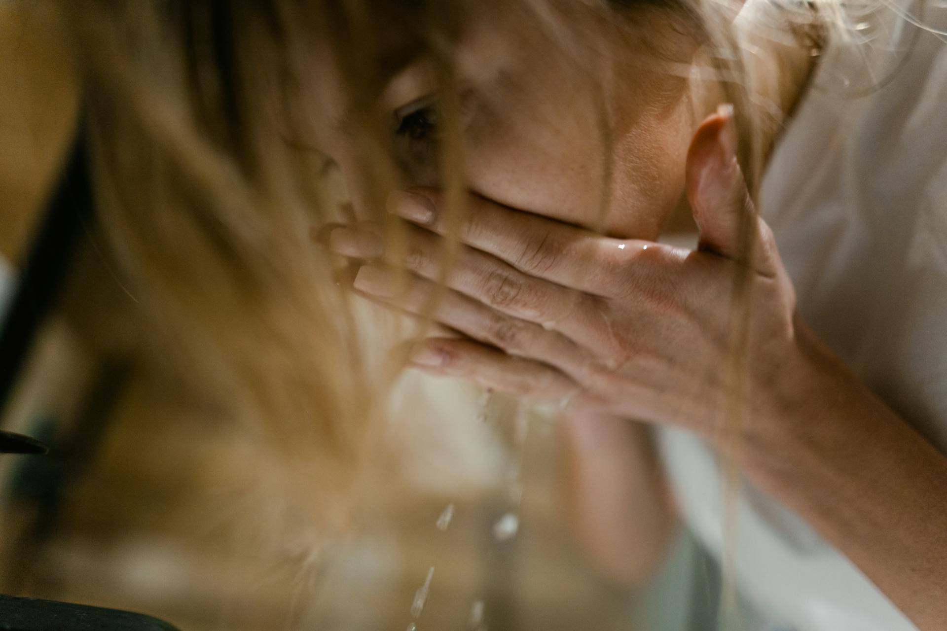Gros plan sur une femme qui se lave le visage | Source : Pexels