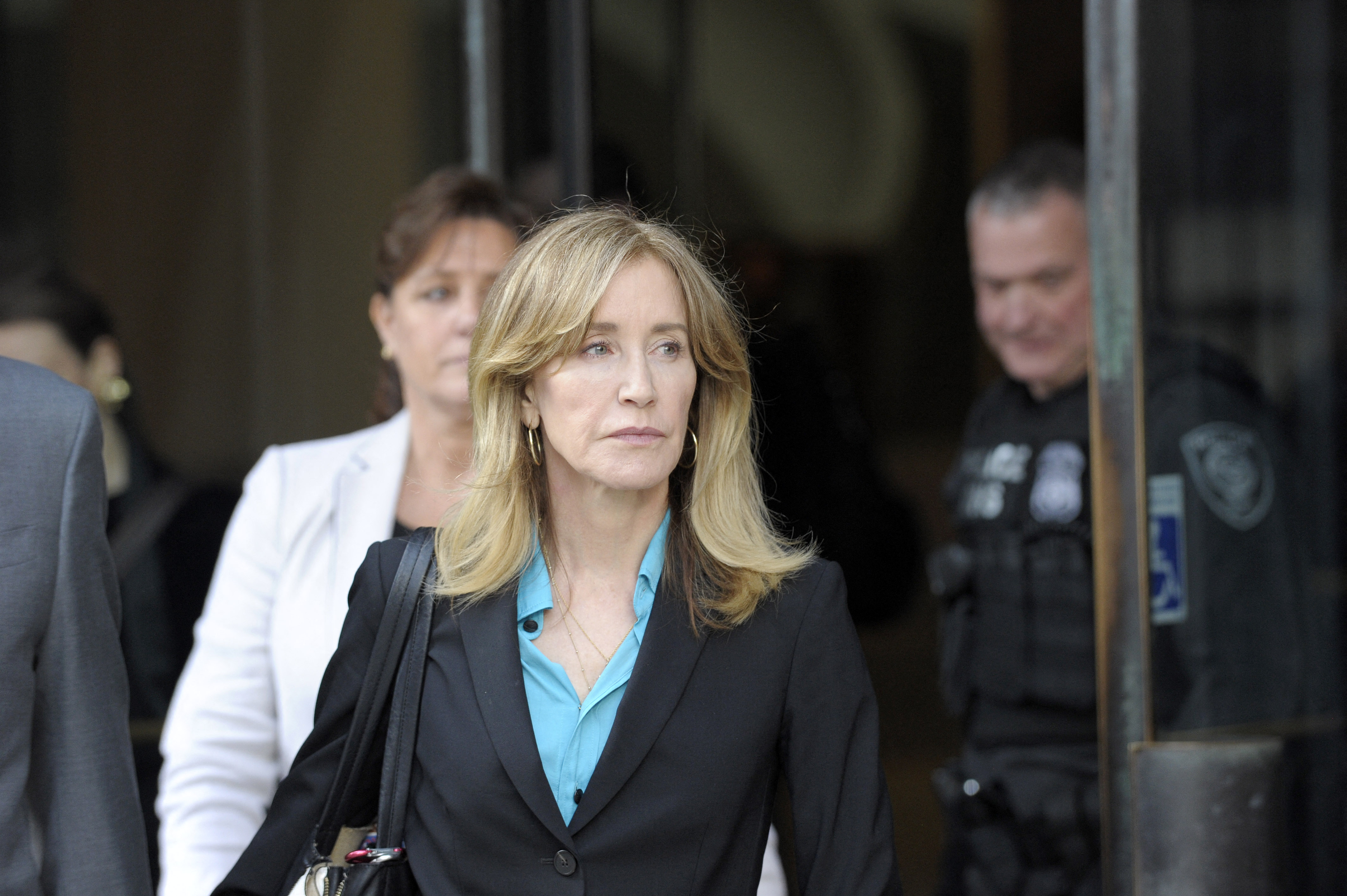 Felicity Huffman sort du palais de justice le 3 avril 2019 à Boston, dans le Massachusetts. | Source : Getty Images