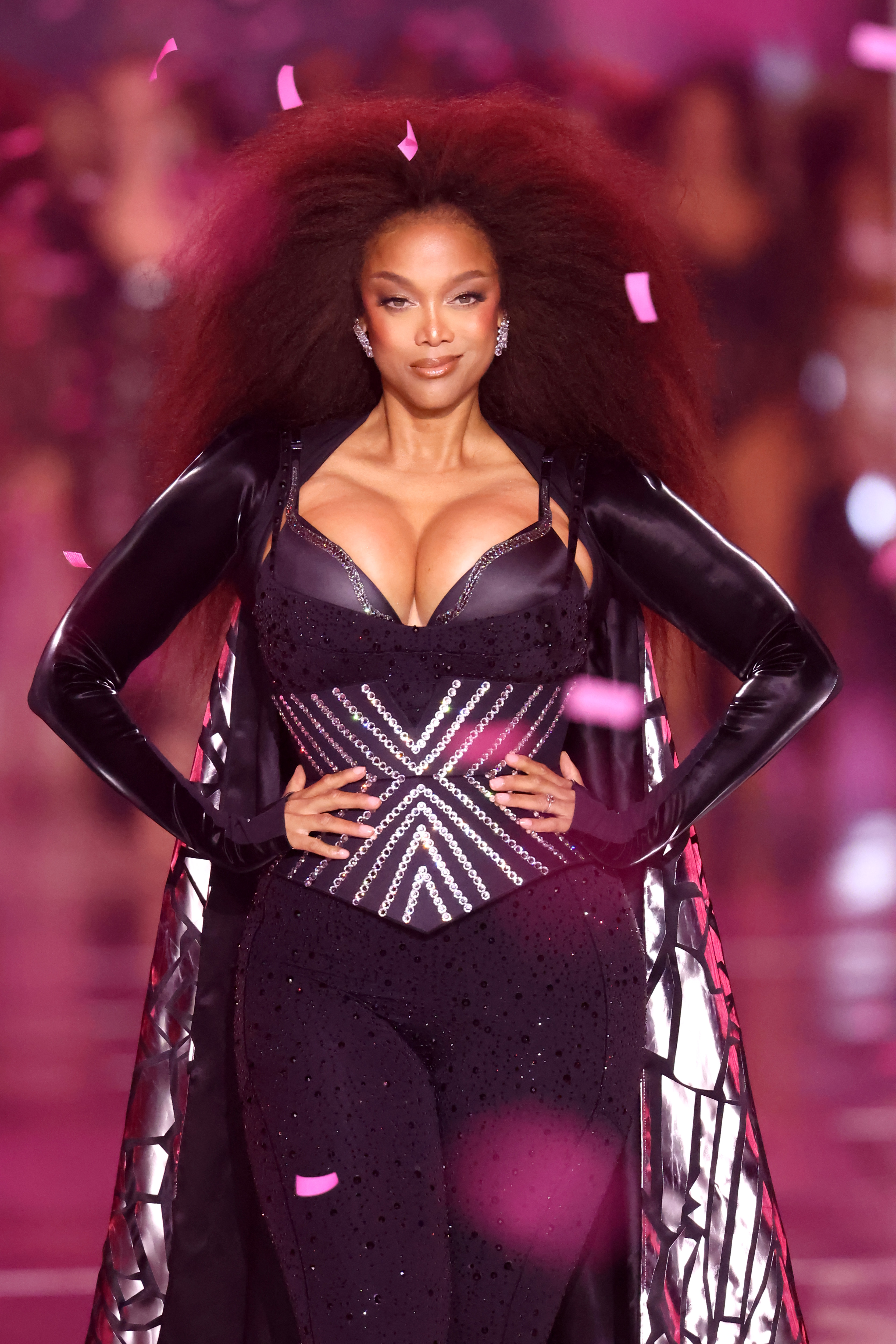 Tyra Banks marche sur la piste pour le défilé de mode 2024 de Victoria's Secret à New York le 15 octobre 2024 | Source : Getty Images