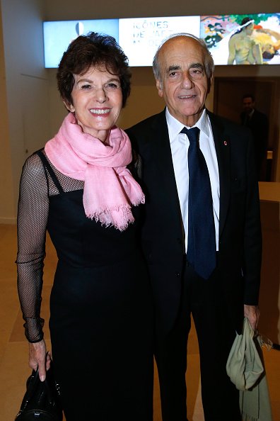 Jean-Pierre Elkabbach et son épouse Nicole Avril assistent aux "Icones de l'Art Moderne | Photo : Getty Images