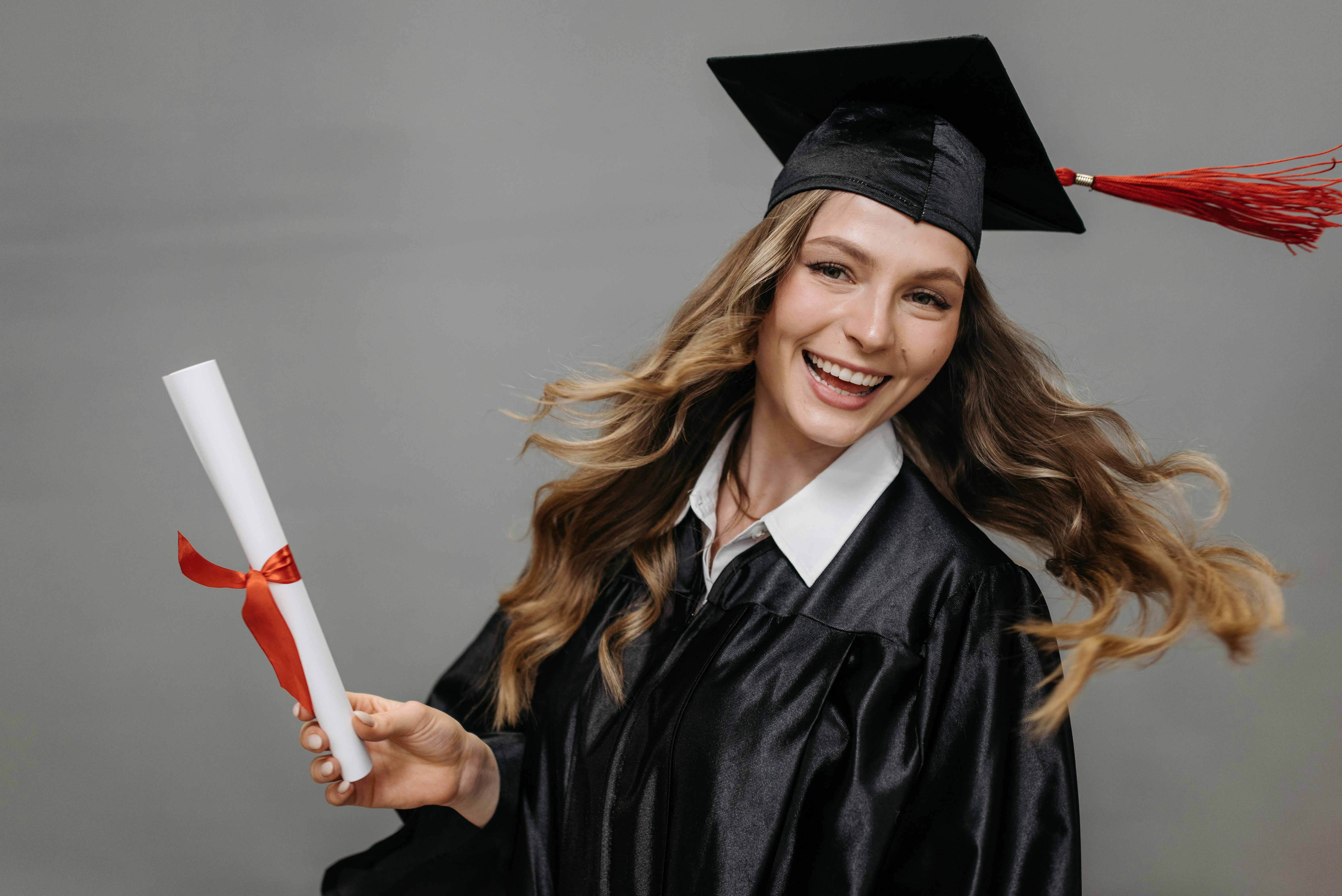 Une femme photographiée le jour de la remise des diplômes | Source : Pexels