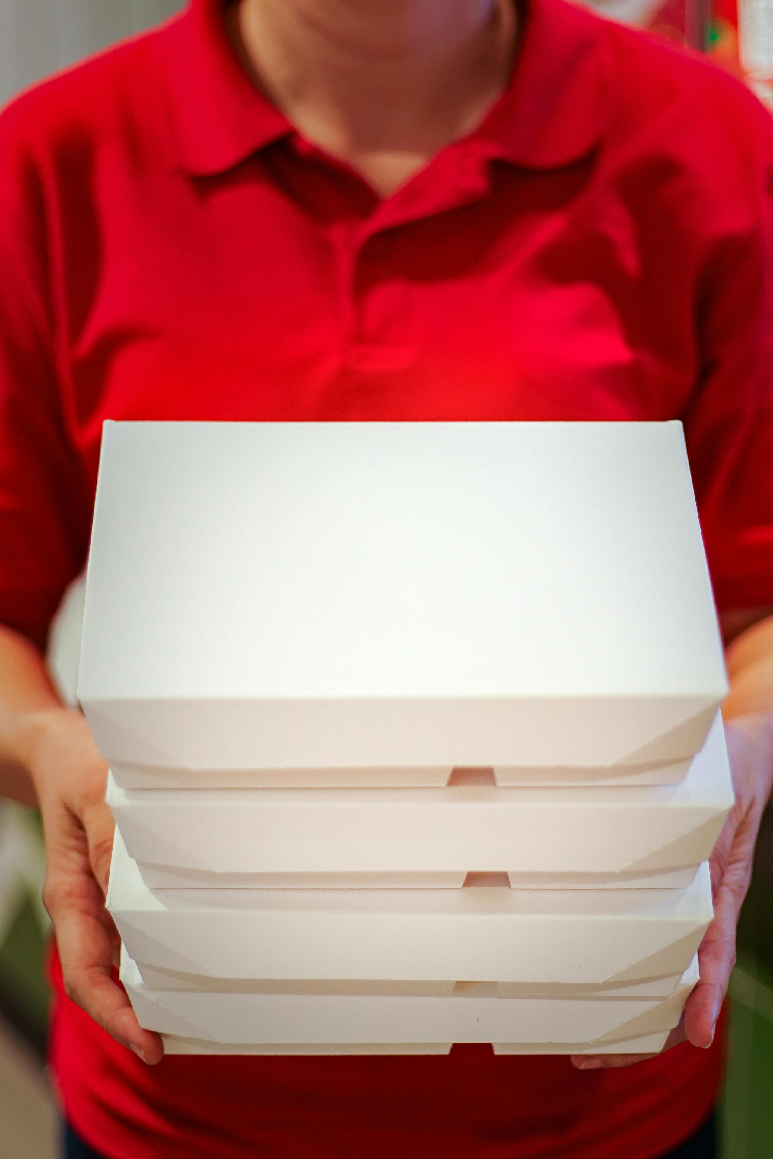 Quelqu'un tenant des récipients pour plats à emporter | Source : Pexels