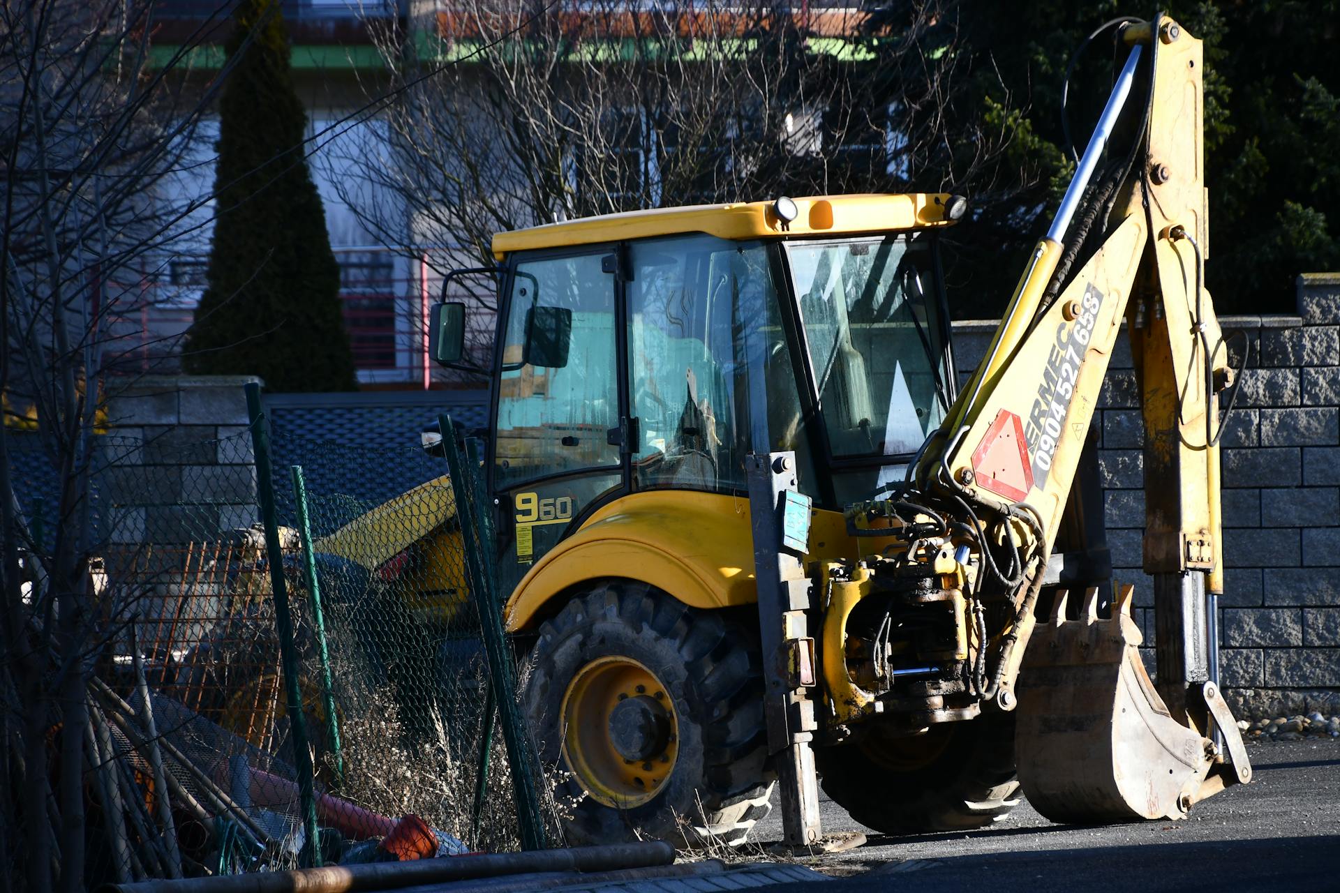 Une pelleteuse près d'une maison | Source : Pexels