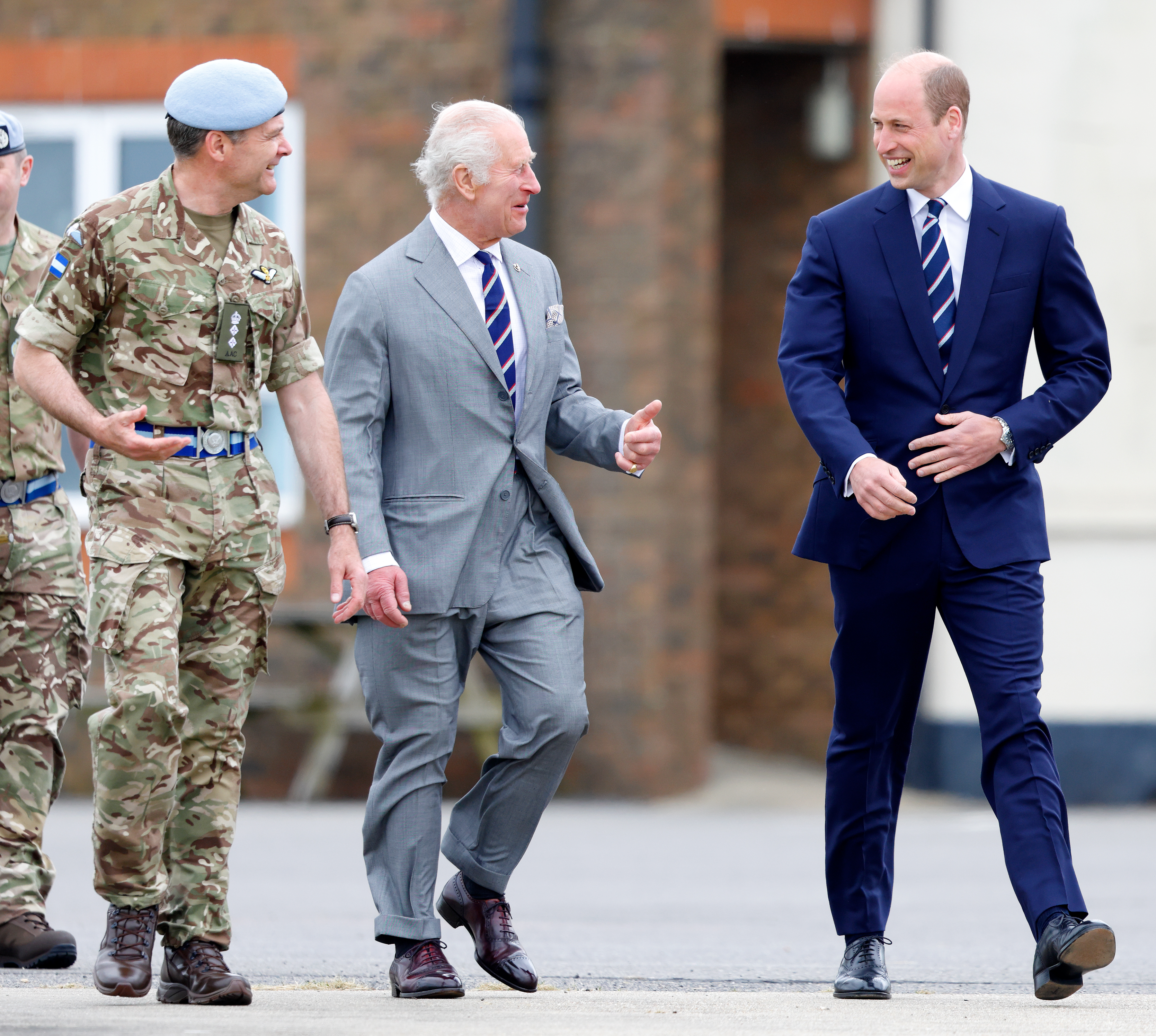 Le roi Charles III et le prince William au centre d'aviation de l'armée à Middle Wallop, Stockbridge, Royaume-Uni, le 13 mai 2024. | Source : Getty Images